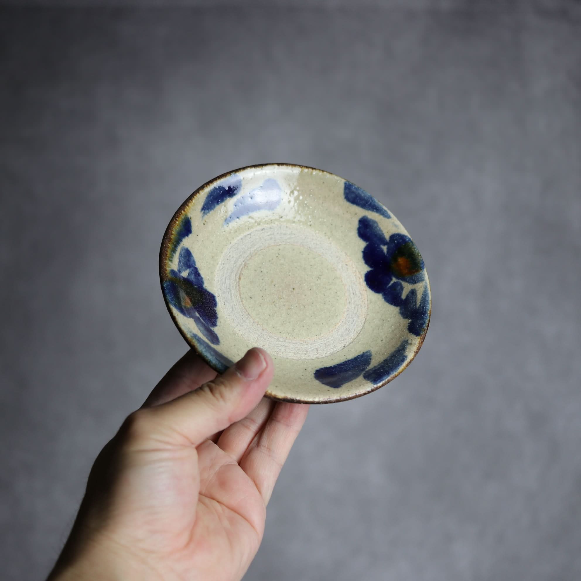 4寸皿1 飴 呉須釉 菊唐草 やちむん 陶器 北窯 松田共司工房 やちむん 陶器.