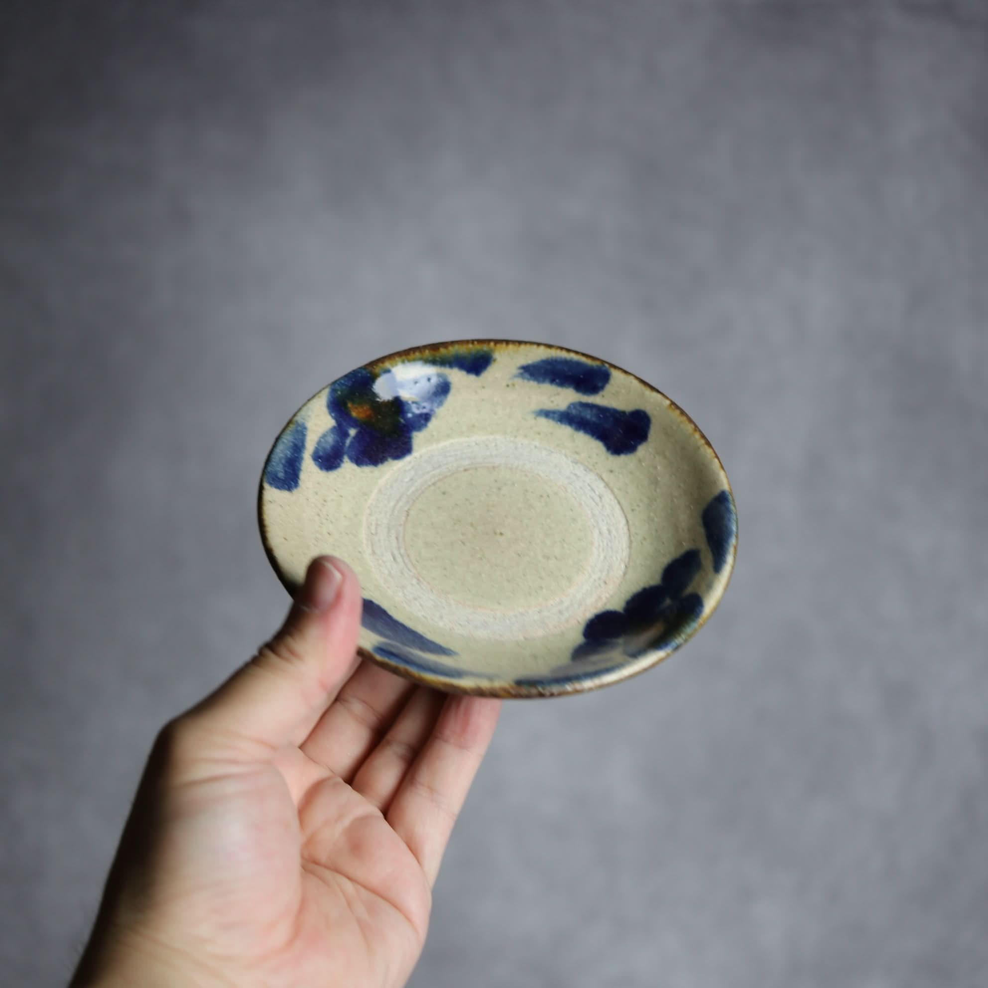 4寸皿1 飴 呉須釉 菊唐草 やちむん 陶器 北窯 松田共司工房 やちむん 陶器.