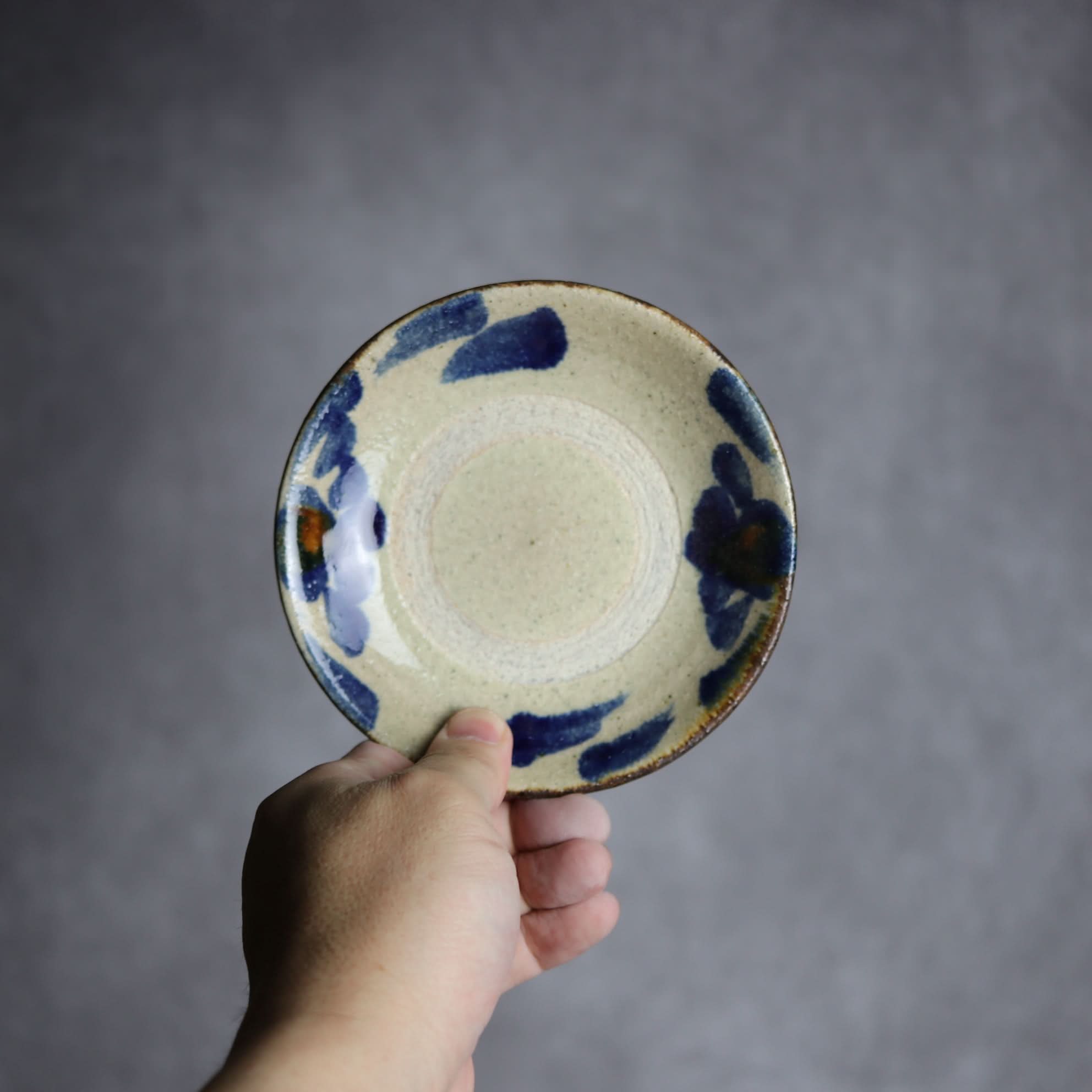 4寸皿1 飴 呉須釉 菊唐草 やちむん 陶器 北窯 松田共司工房 やちむん 陶器.