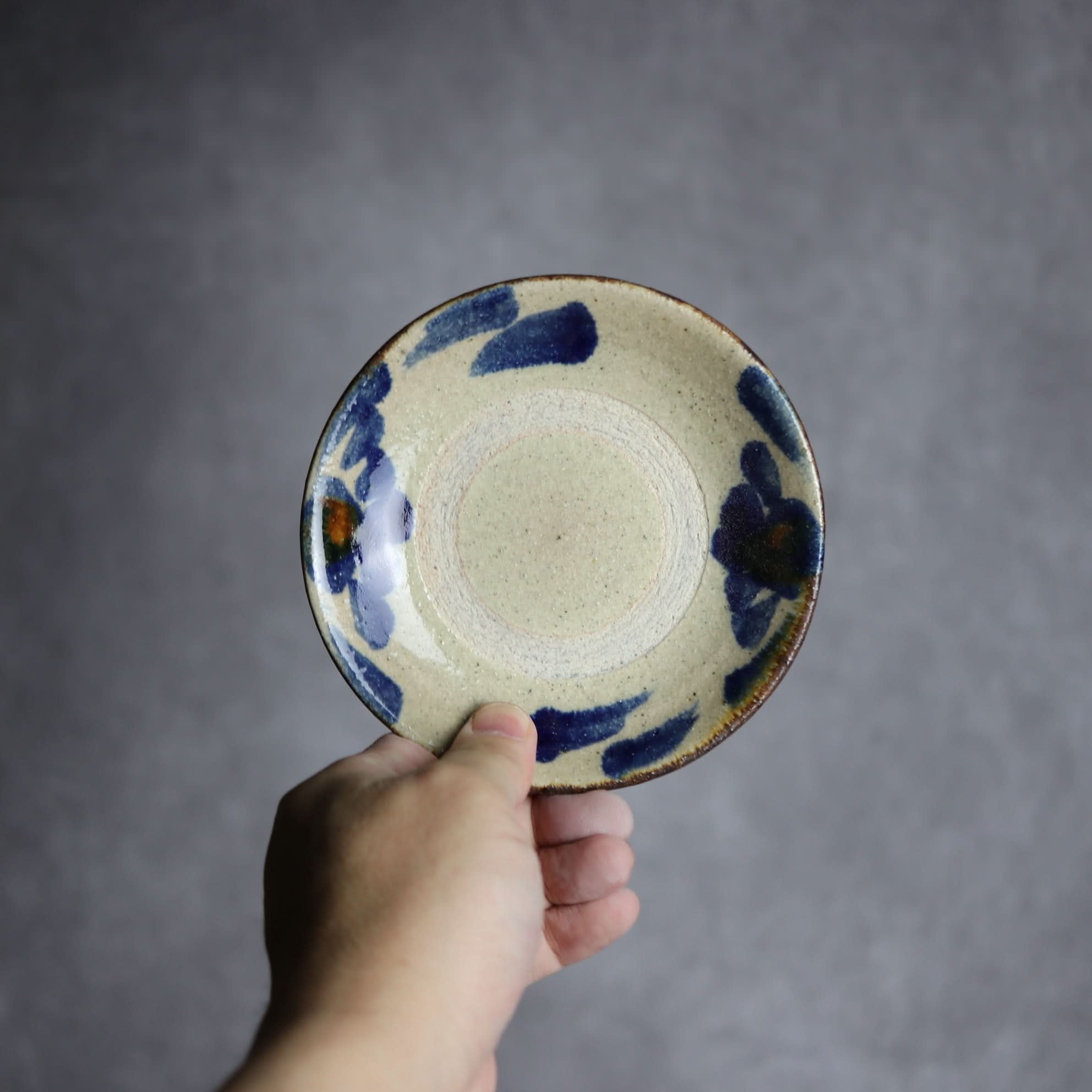 4寸皿1 飴 呉須釉 菊唐草 やちむん 陶器 北窯 松田共司工房 やちむん 陶器.