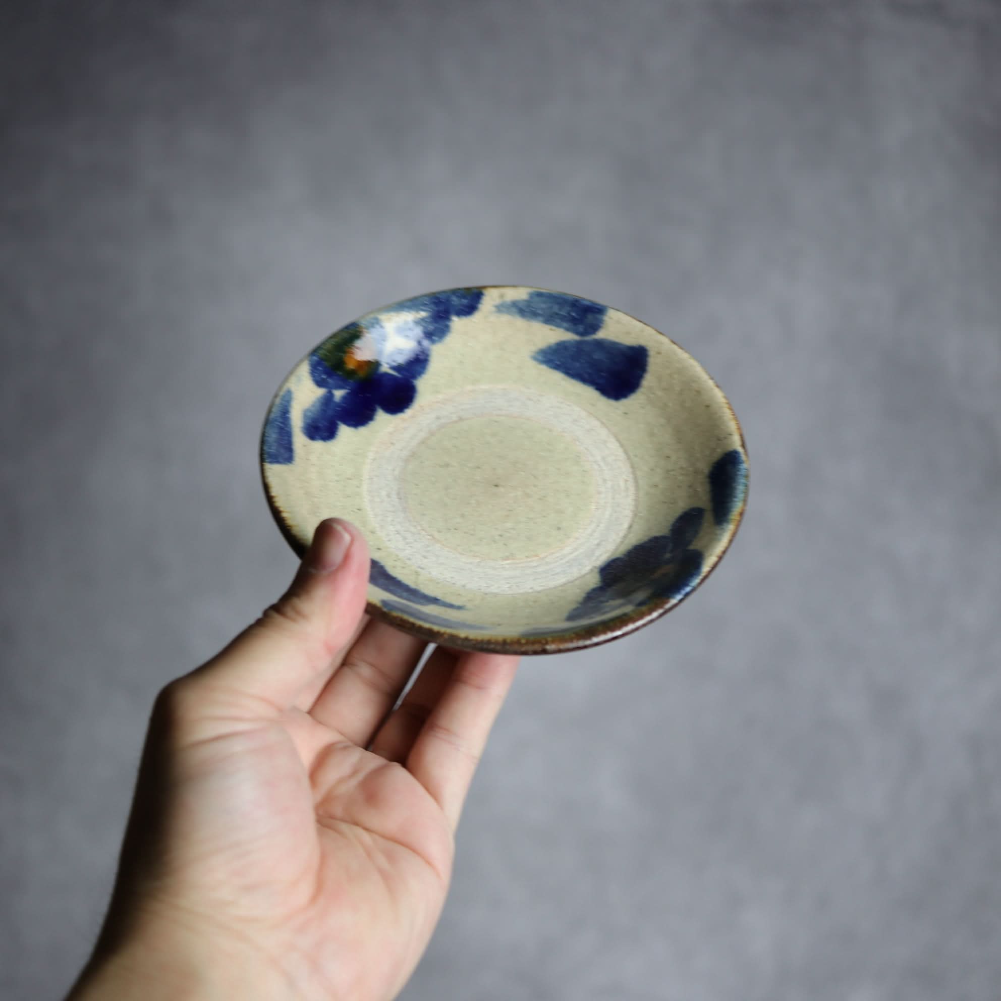 4寸皿1 飴 呉須釉 菊唐草 やちむん 陶器 北窯 松田共司工房 やちむん 陶器.