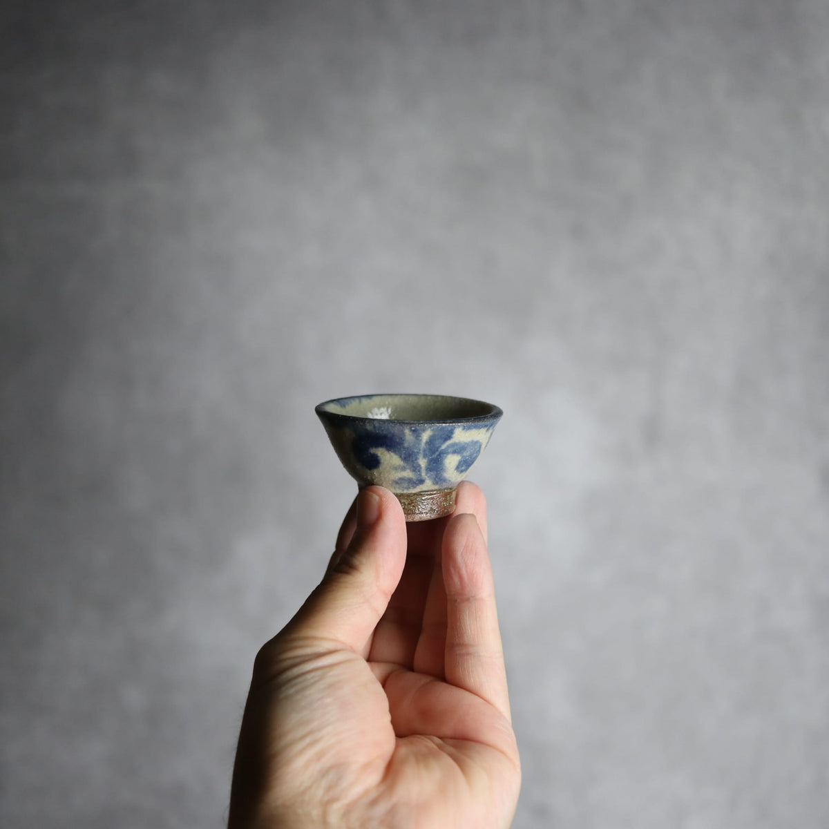 猪口1 呉須釉 唐草 やちむん 陶器 栄一工房