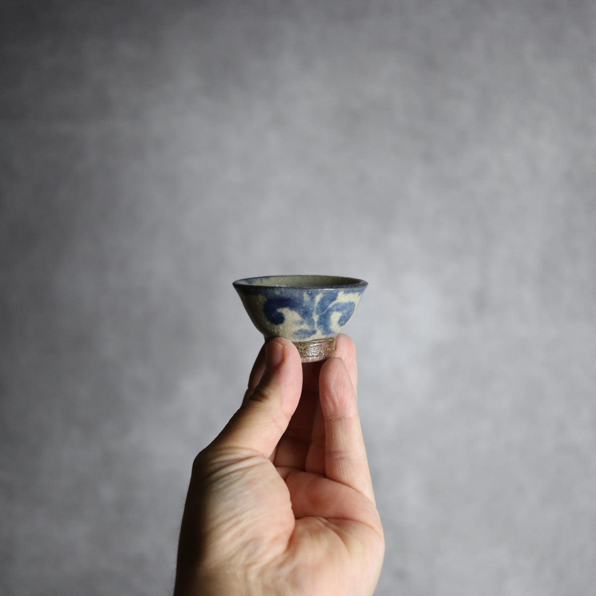 猪口1 呉須釉 唐草 やちむん 陶器 栄一工房