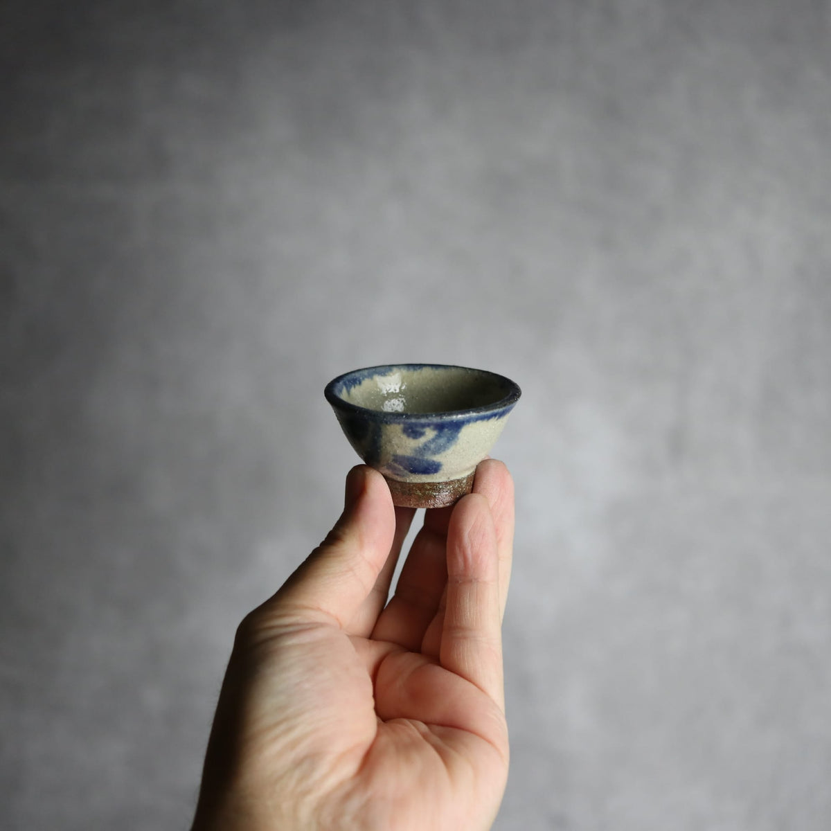 猪口1 呉須釉 唐草 やちむん 陶器 栄一工房