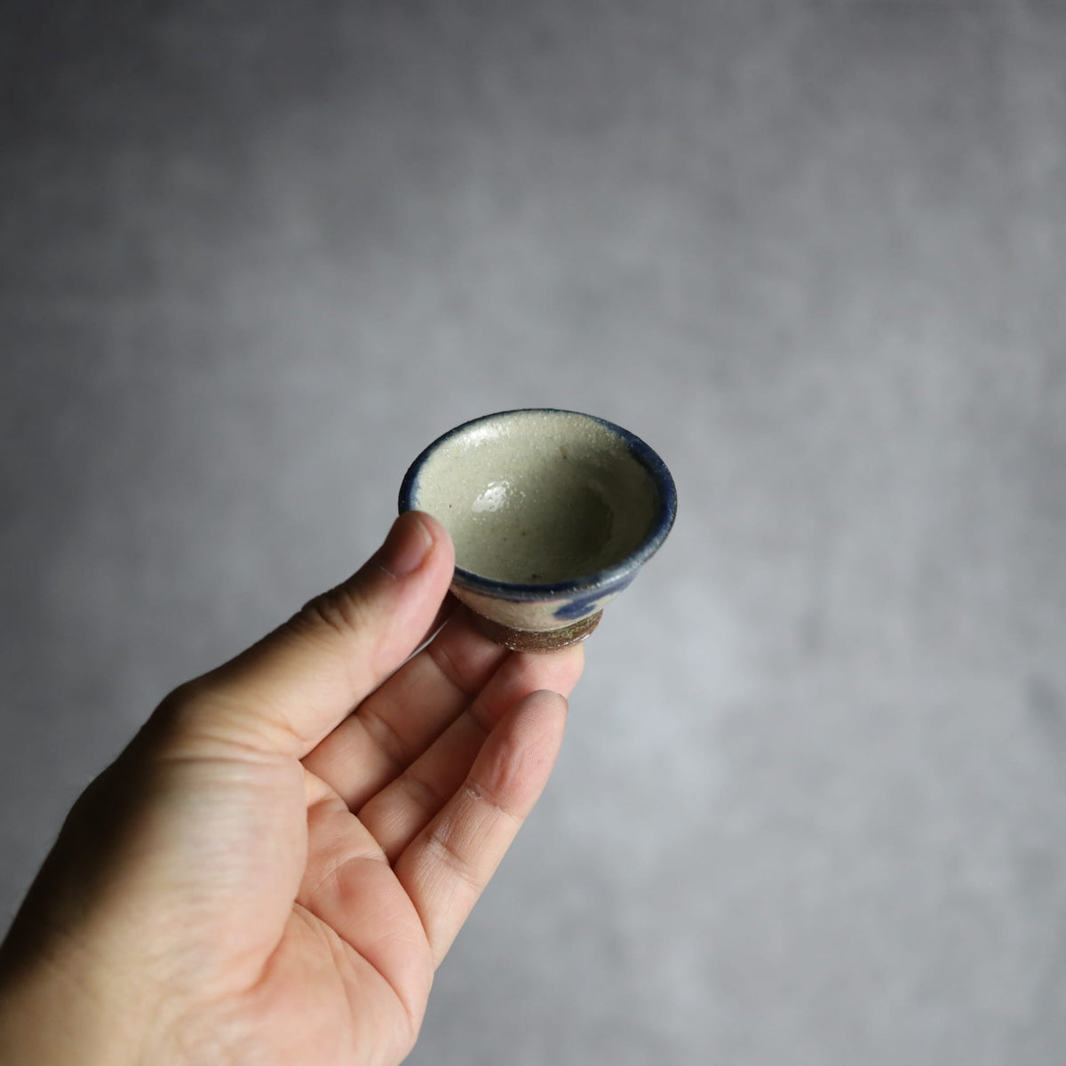 猪口1 呉須釉 唐草 やちむん 陶器 栄一工房