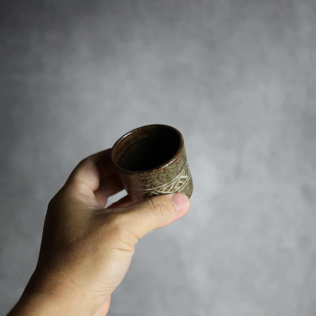 ぐい呑み1 線彫 幾何学紋 やちむん 陶器 栄一工房