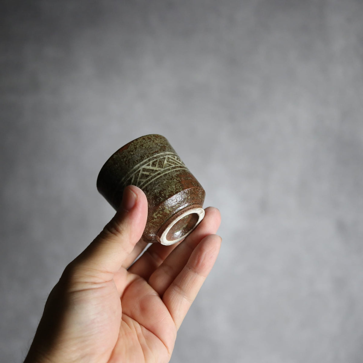 ぐい呑み1 線彫 幾何学紋 やちむん 陶器 栄一工房