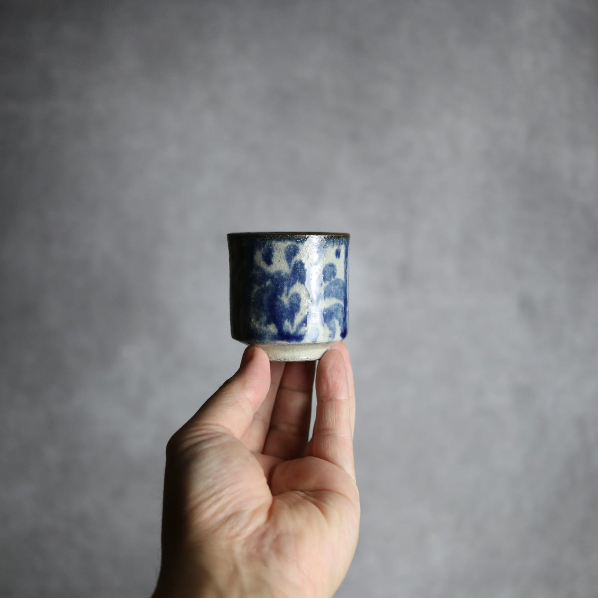 ぐい呑み1 呉須釉 唐草格子 やちむん 陶器 栄一工房