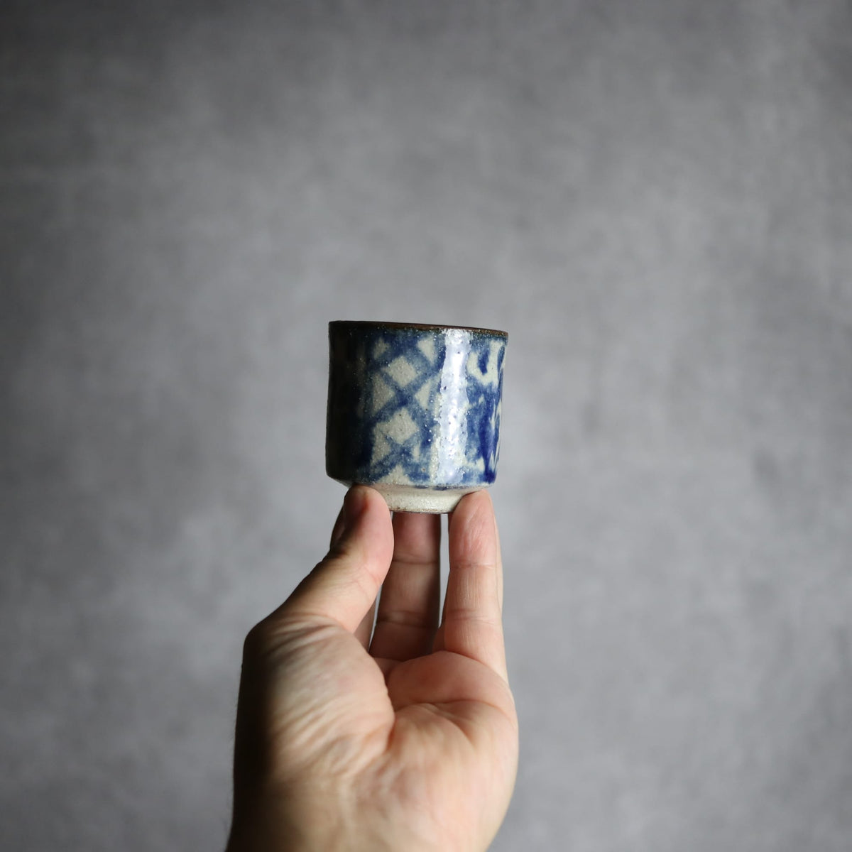 ぐい呑み1 呉須釉 唐草格子 やちむん 陶器 栄一工房
