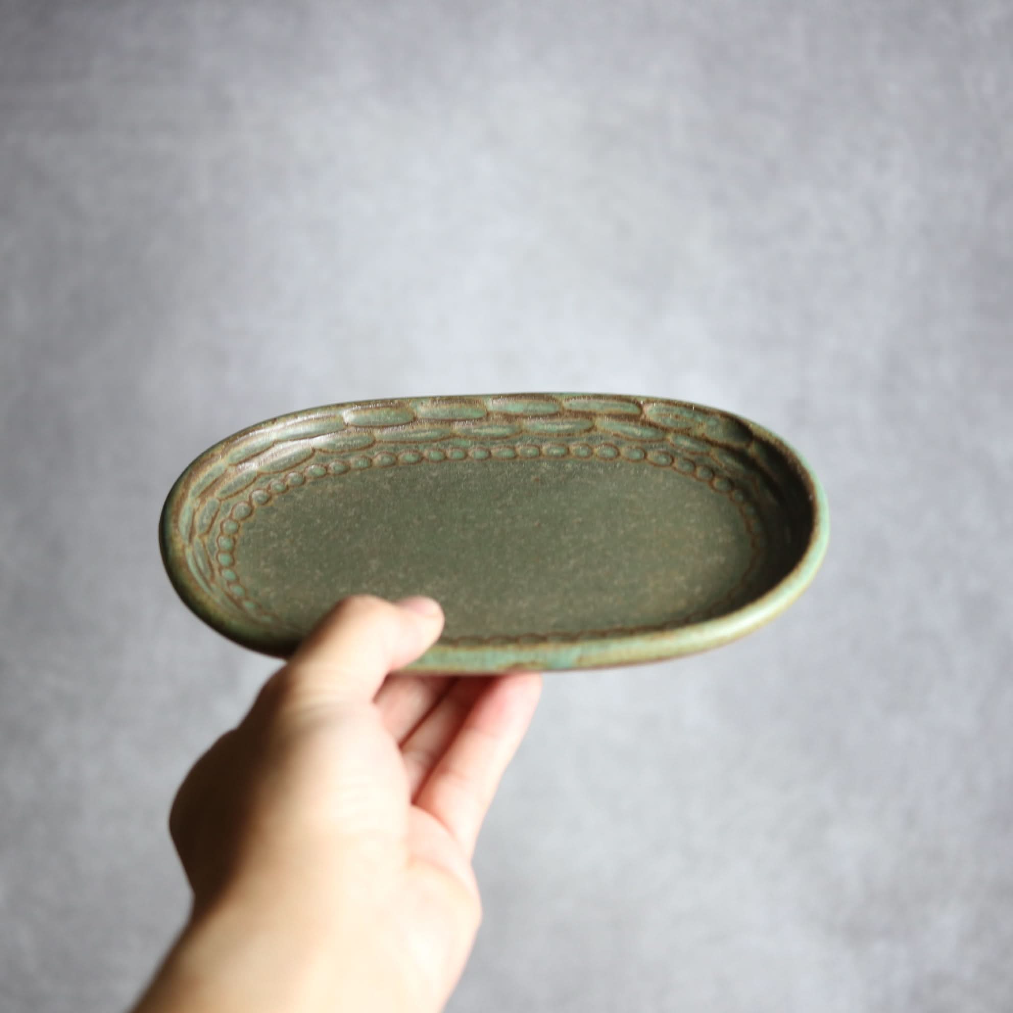 オーバル皿1 しのぎ グリーン やちむん 陶器 nagaremo やちむん 陶器.