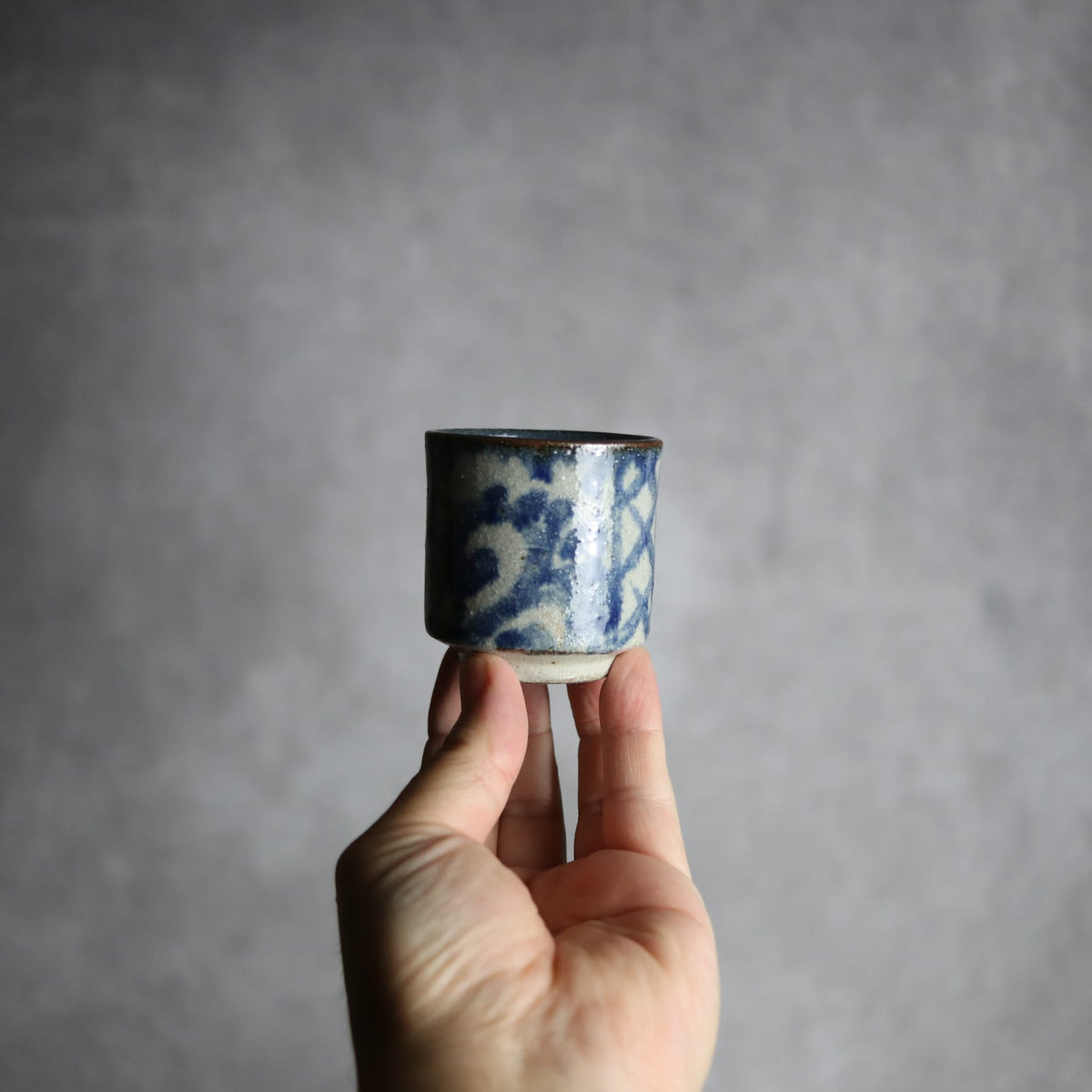 ぐい呑み1 呉須釉 唐草格子 やちむん 陶器 栄一工房