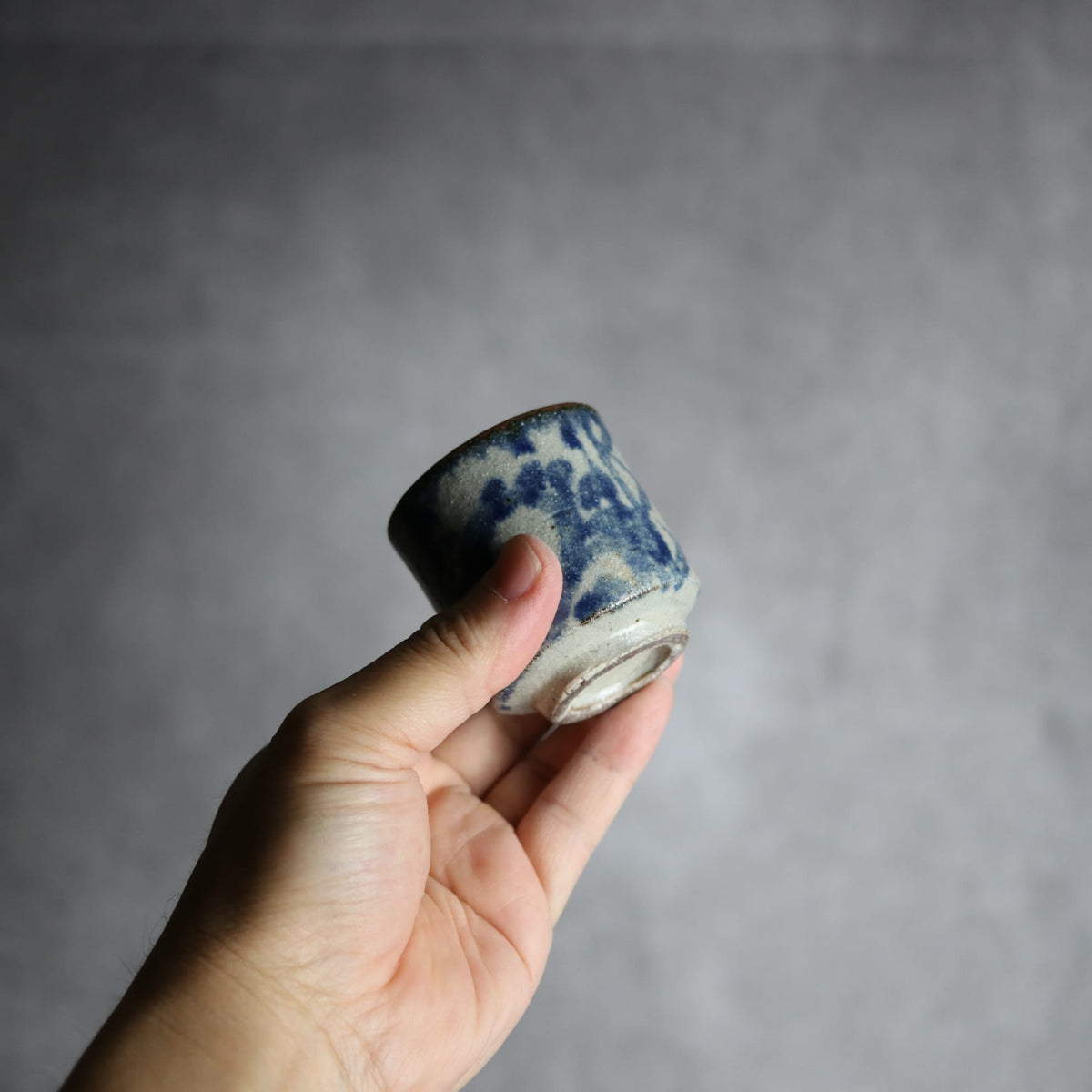 ぐい呑み1 呉須釉 唐草格子 やちむん 陶器 栄一工房