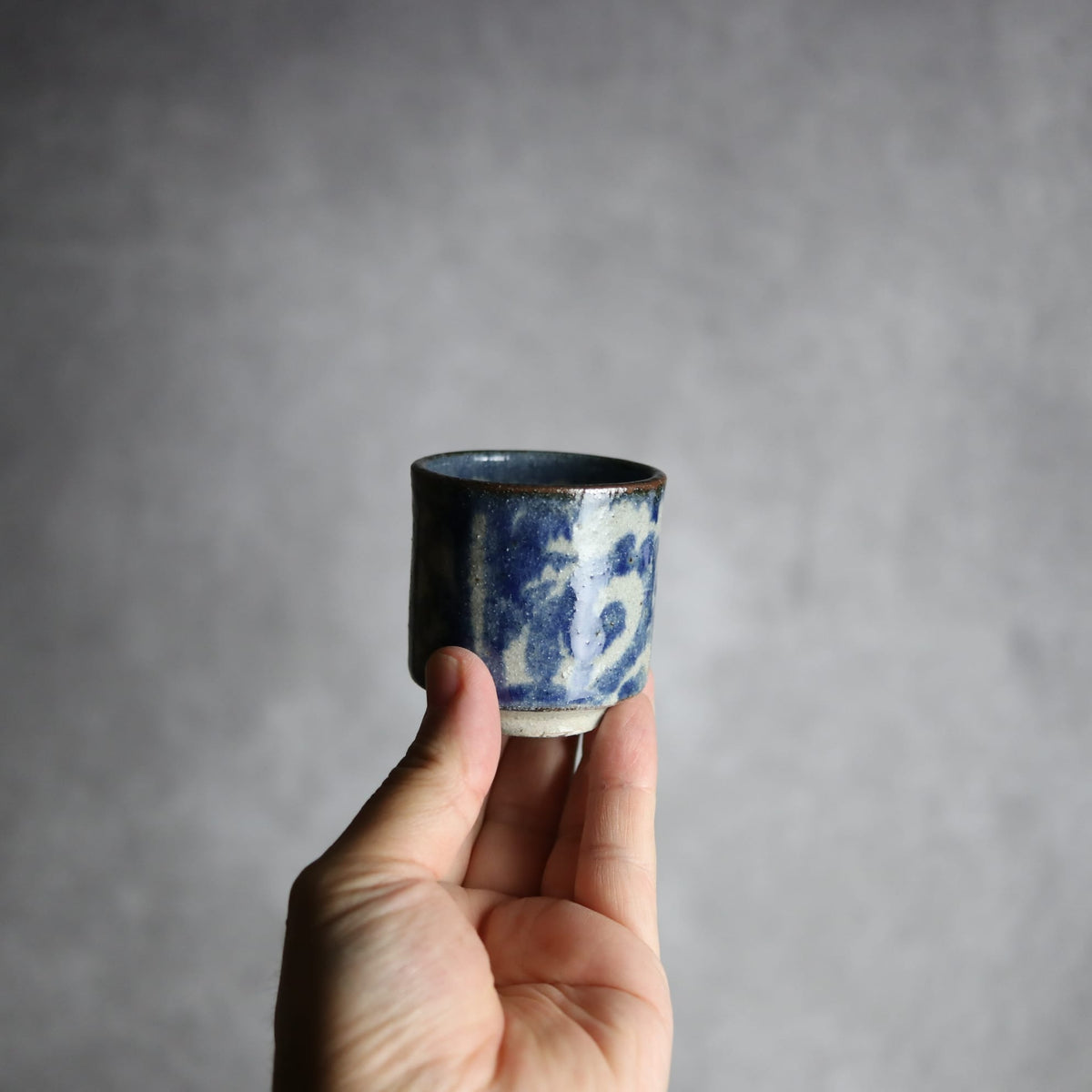 ぐい呑み1 呉須釉 唐草格子 やちむん 陶器 栄一工房