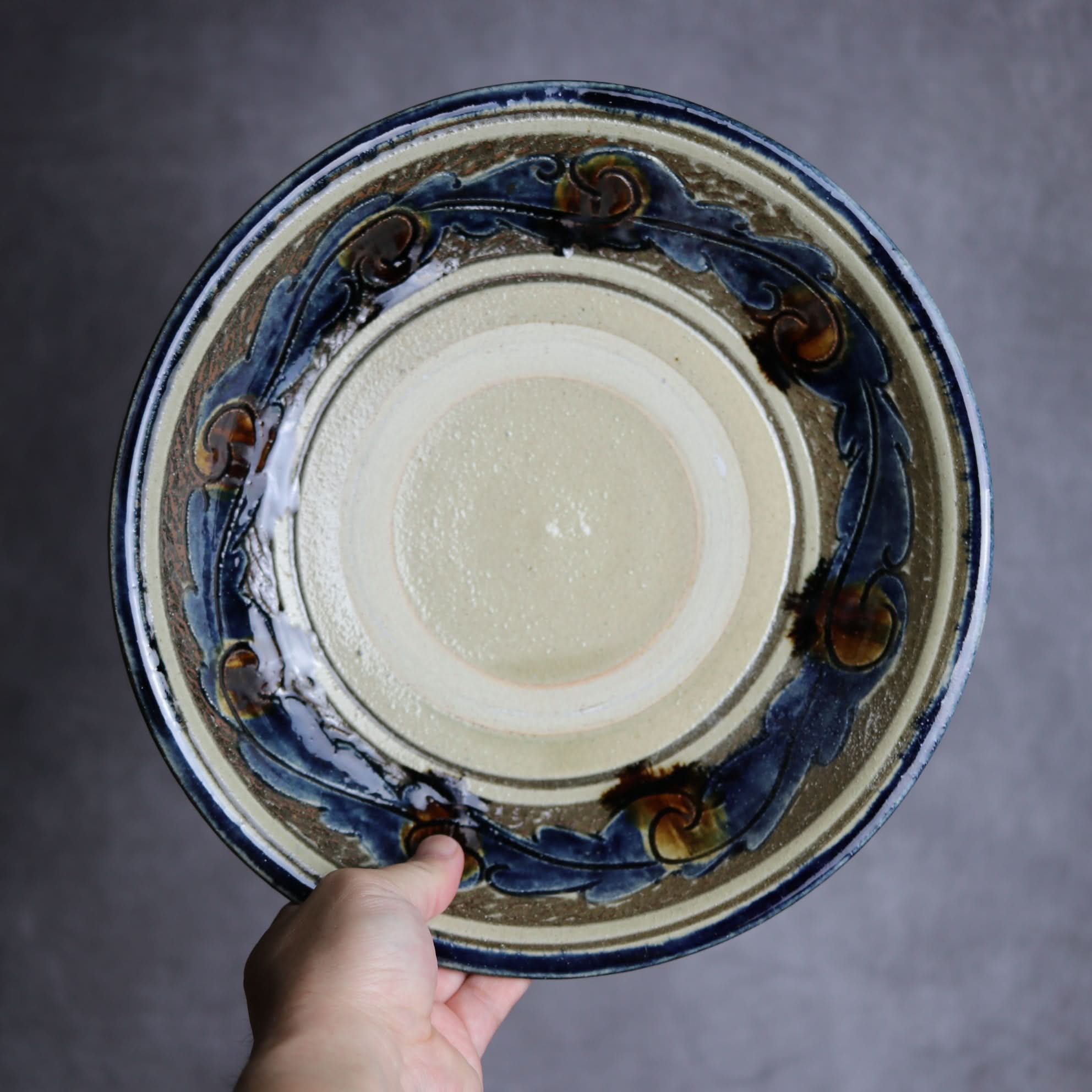 9寸皿1 飴 呉須釉 線彫唐草 掻落 やちむん 陶器 北窯 宮城正享工房 やちむん 陶器.