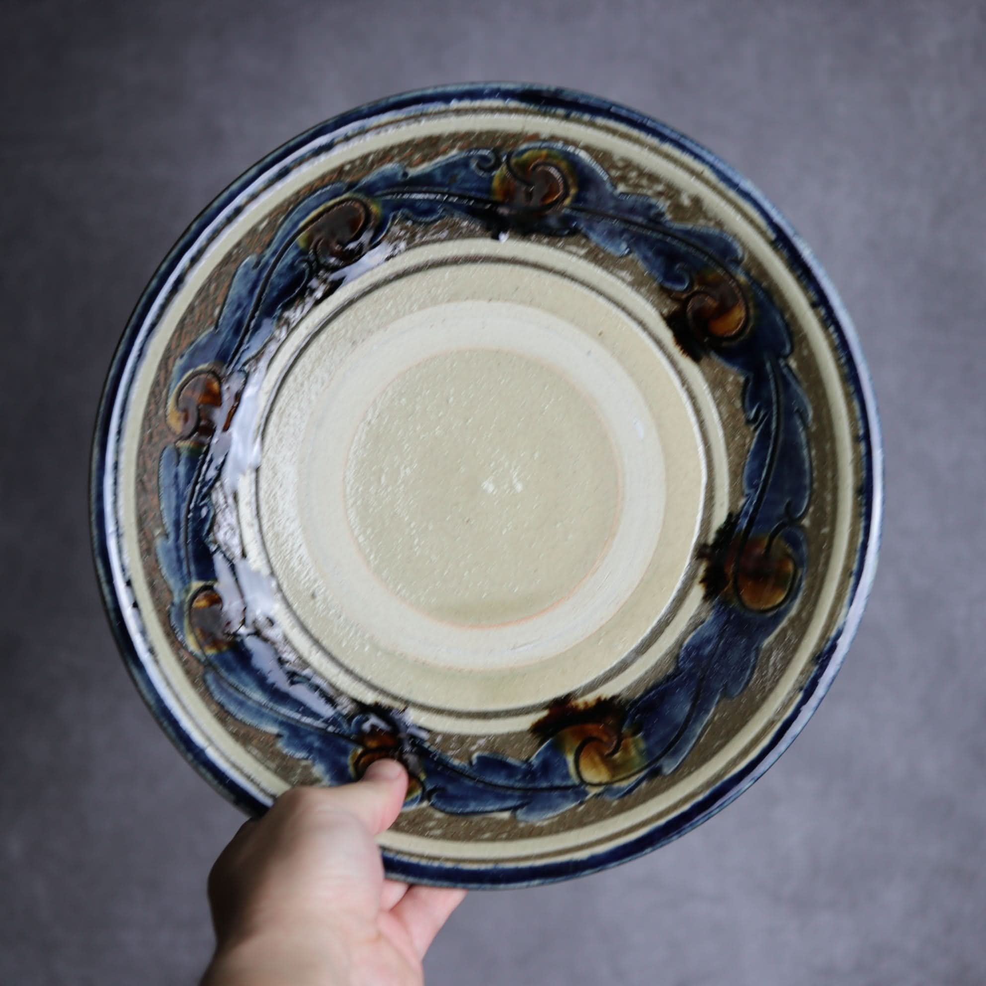 9寸皿1 飴 呉須釉 線彫唐草 掻落 やちむん 陶器 北窯 宮城正享工房 やちむん 陶器.