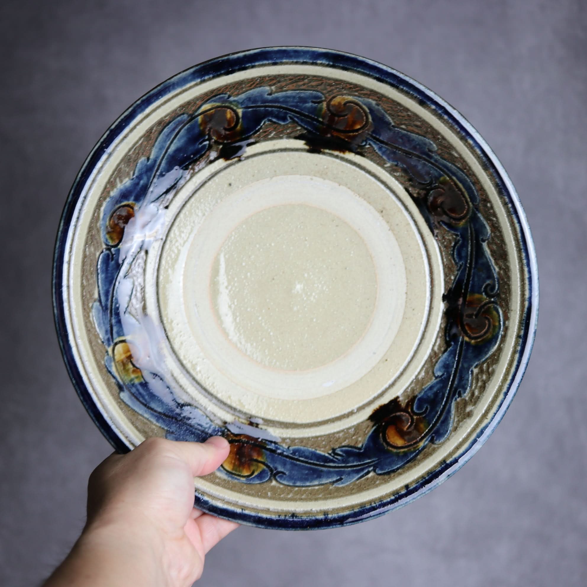 9寸皿1 飴 呉須釉 線彫唐草 掻落 やちむん 陶器 北窯 宮城正享工房 やちむん 陶器.