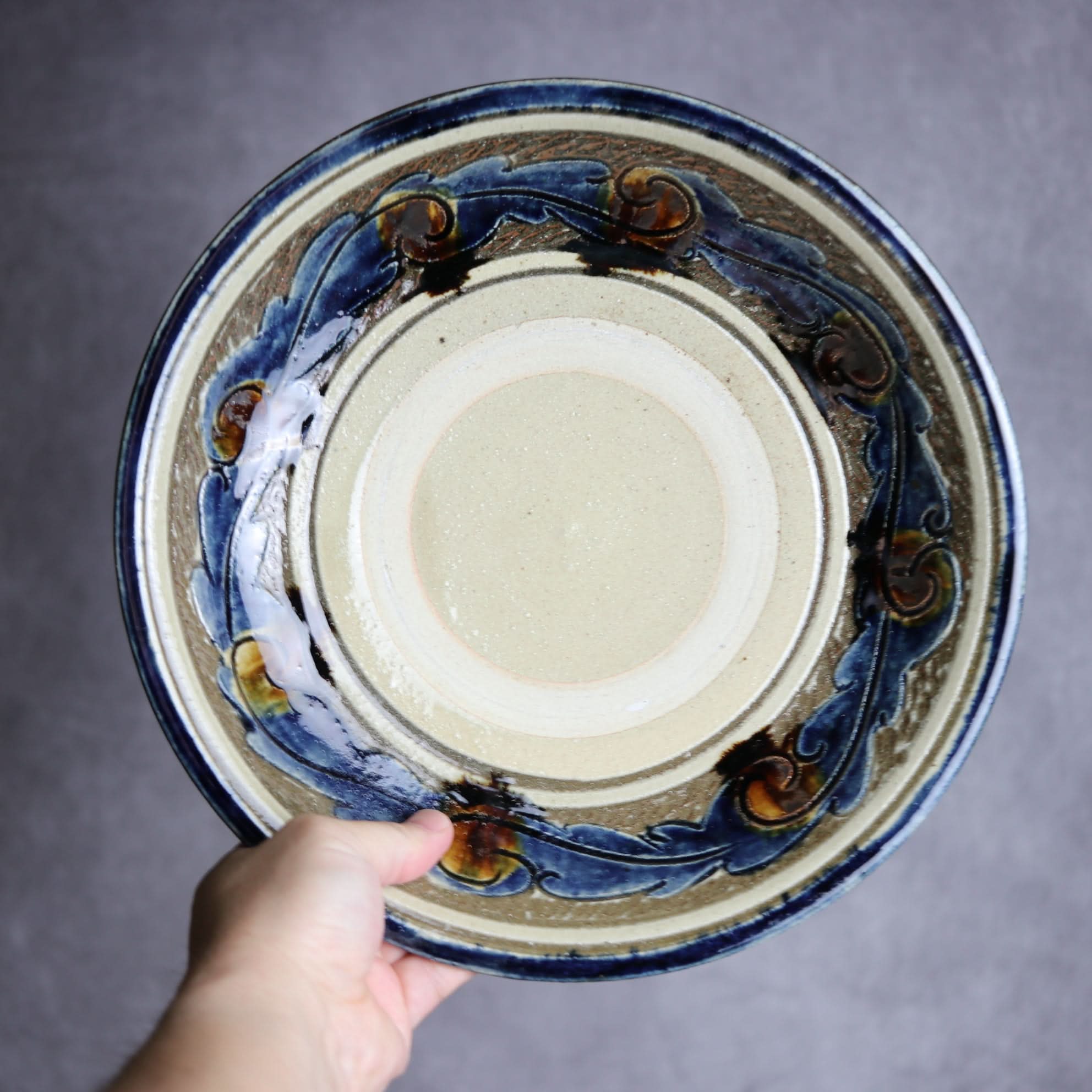 9寸皿1 飴 呉須釉 線彫唐草 掻落 やちむん 陶器 北窯 宮城正享工房 やちむん 陶器.