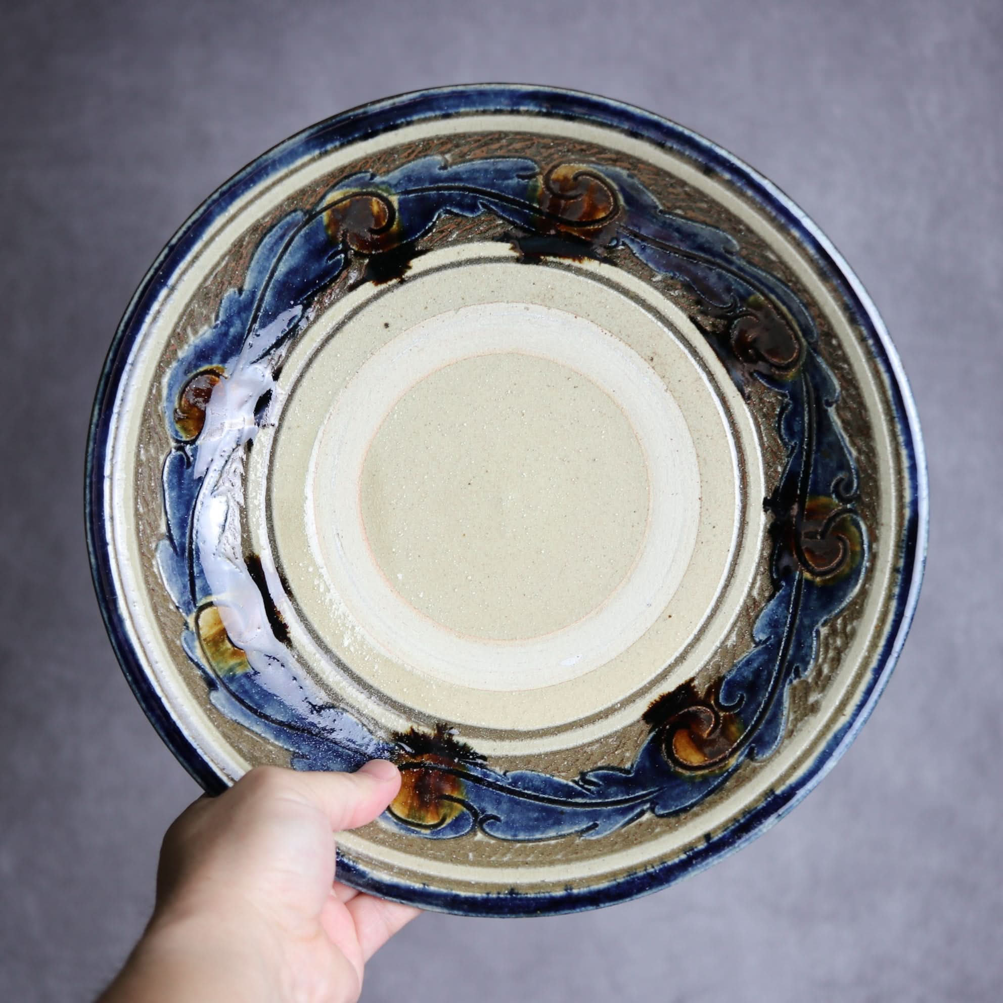 9寸皿1 飴 呉須釉 線彫唐草 掻落 やちむん 陶器 北窯 宮城正享工房 やちむん 陶器.