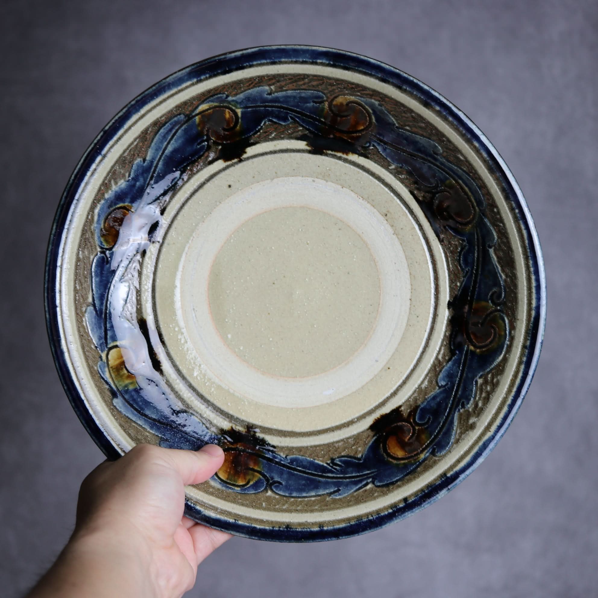 9寸皿1 飴 呉須釉 線彫唐草 掻落 やちむん 陶器 北窯 宮城正享工房 やちむん 陶器.