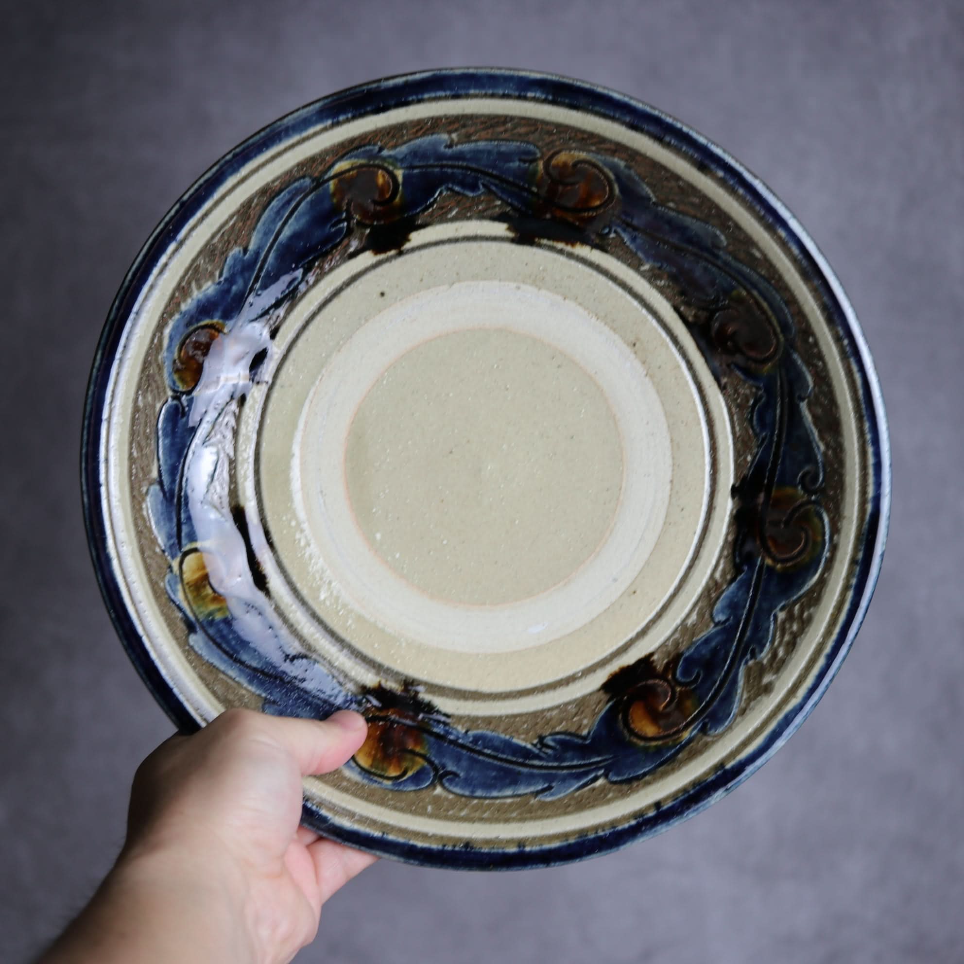 9寸皿1 飴 呉須釉 線彫唐草 掻落 やちむん 陶器 北窯 宮城正享工房 やちむん 陶器.