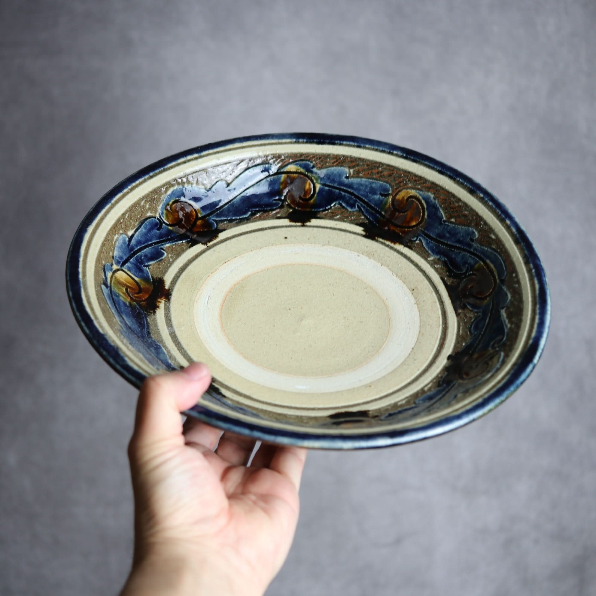 9寸皿1 飴 呉須釉 線彫唐草 掻落 やちむん 陶器 北窯 宮城正享工房 やちむん 陶器.