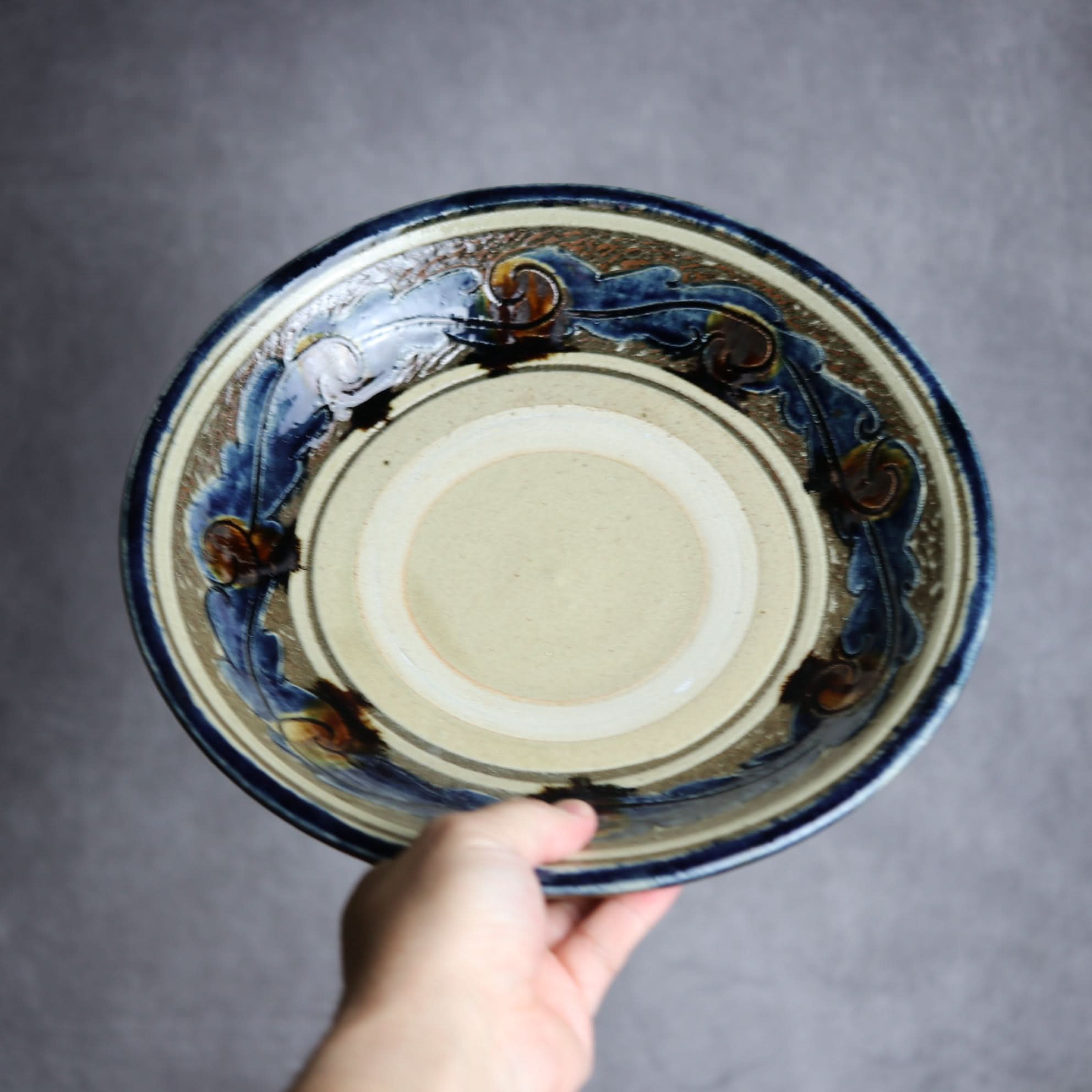 9寸皿1 飴 呉須釉 線彫唐草 掻落 やちむん 陶器 北窯 宮城正享工房 やちむん 陶器.