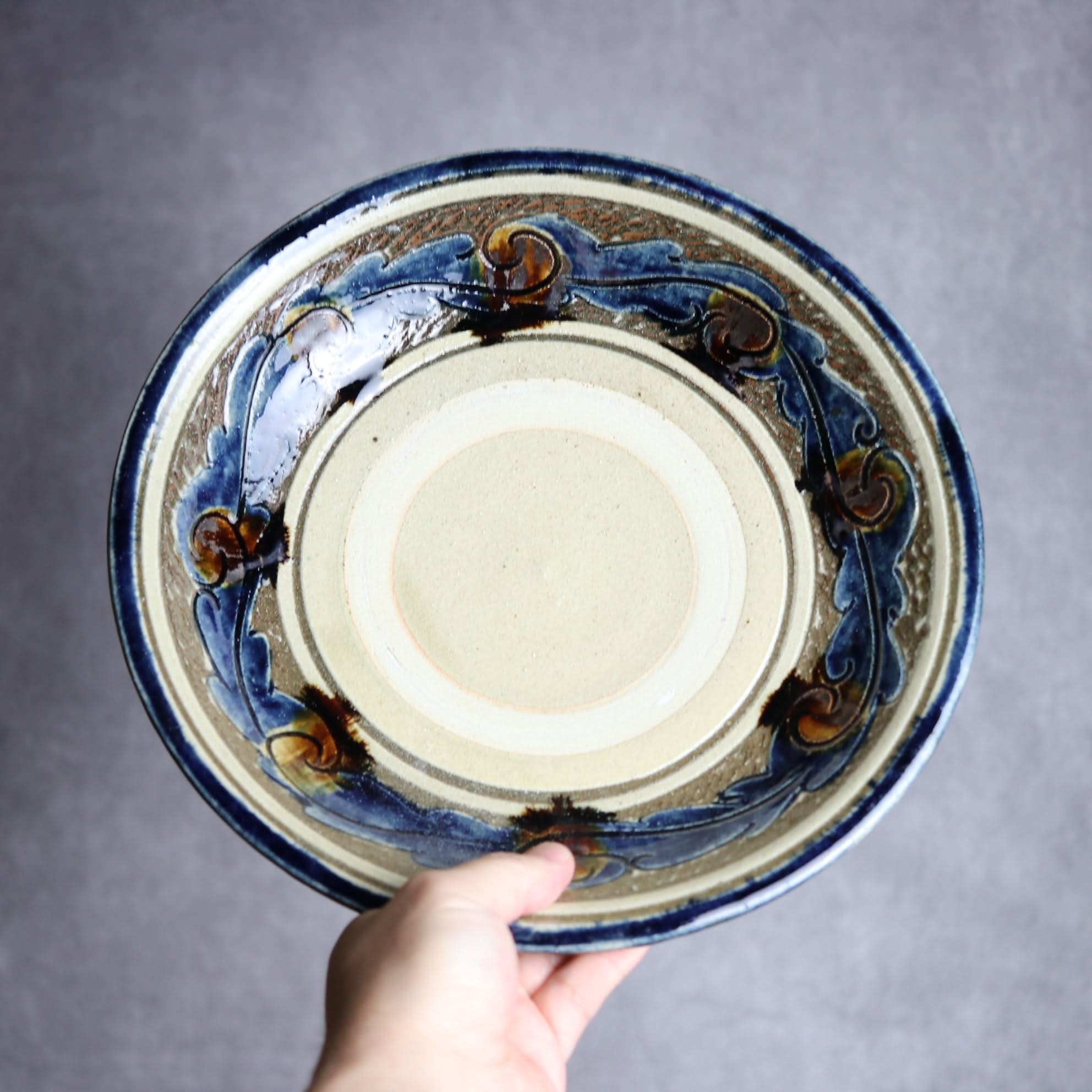 9寸皿1 飴 呉須釉 線彫唐草 掻落 やちむん 陶器 北窯 宮城正享工房 やちむん 陶器.