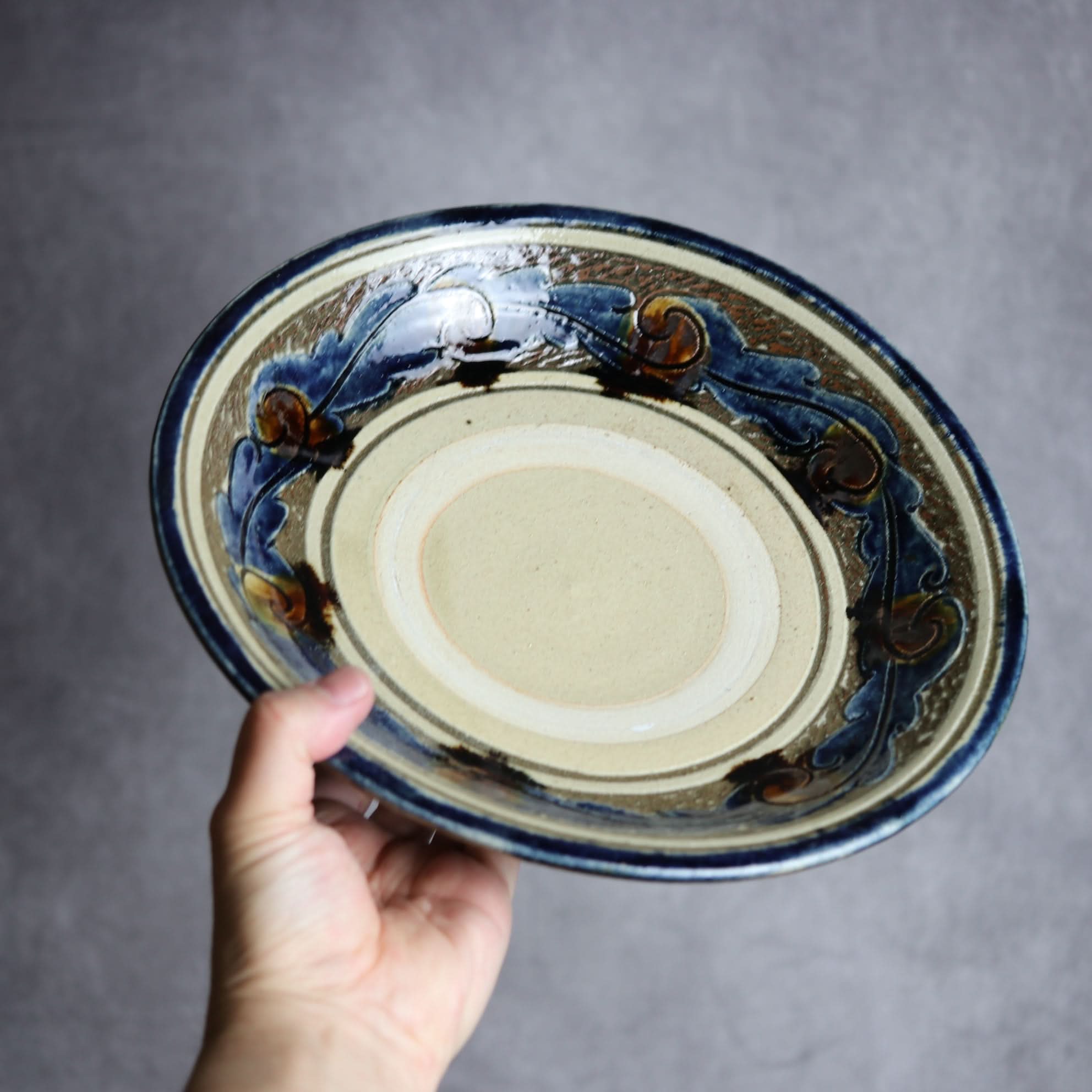 9寸皿1 飴 呉須釉 線彫唐草 掻落 やちむん 陶器 北窯 宮城正享工房 やちむん 陶器.