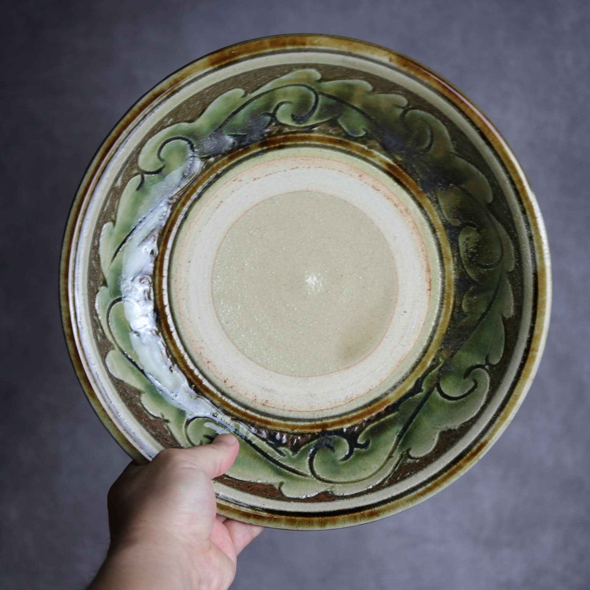 9寸皿1 緑釉 線彫唐草 掻落 やちむん 陶器 北窯 宮城正享工房 やちむん 陶器.