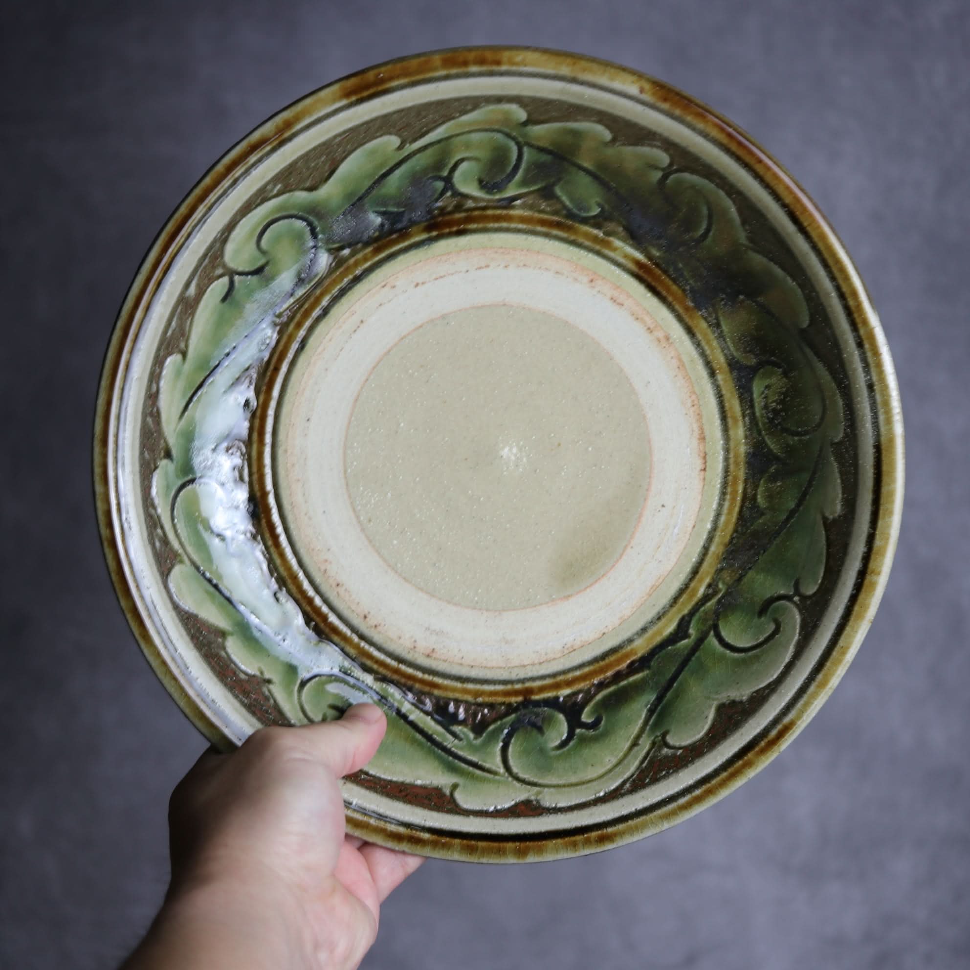9寸皿1 緑釉 線彫唐草 掻落 やちむん 陶器 北窯 宮城正享工房 やちむん 陶器.