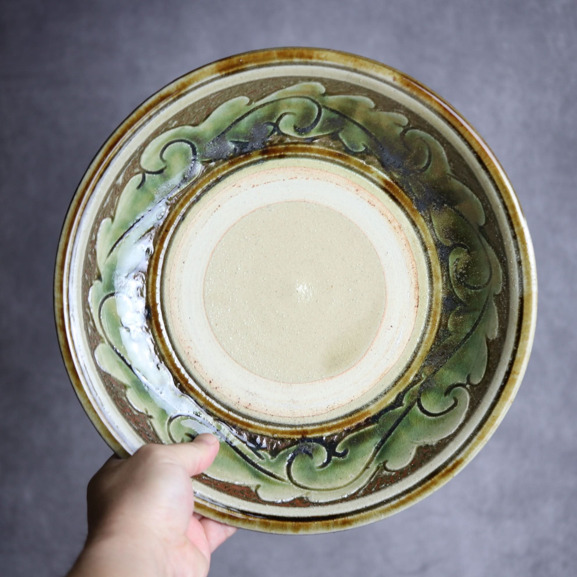 9寸皿1 緑釉 線彫唐草 掻落 やちむん 陶器 北窯 宮城正享工房 やちむん 陶器.