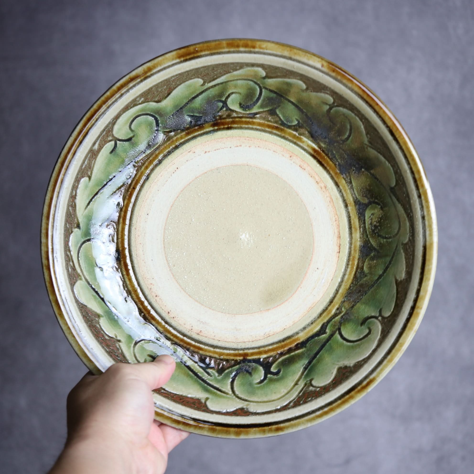 9寸皿1 緑釉 線彫唐草 掻落 やちむん 陶器 北窯 宮城正享工房 やちむん 陶器.