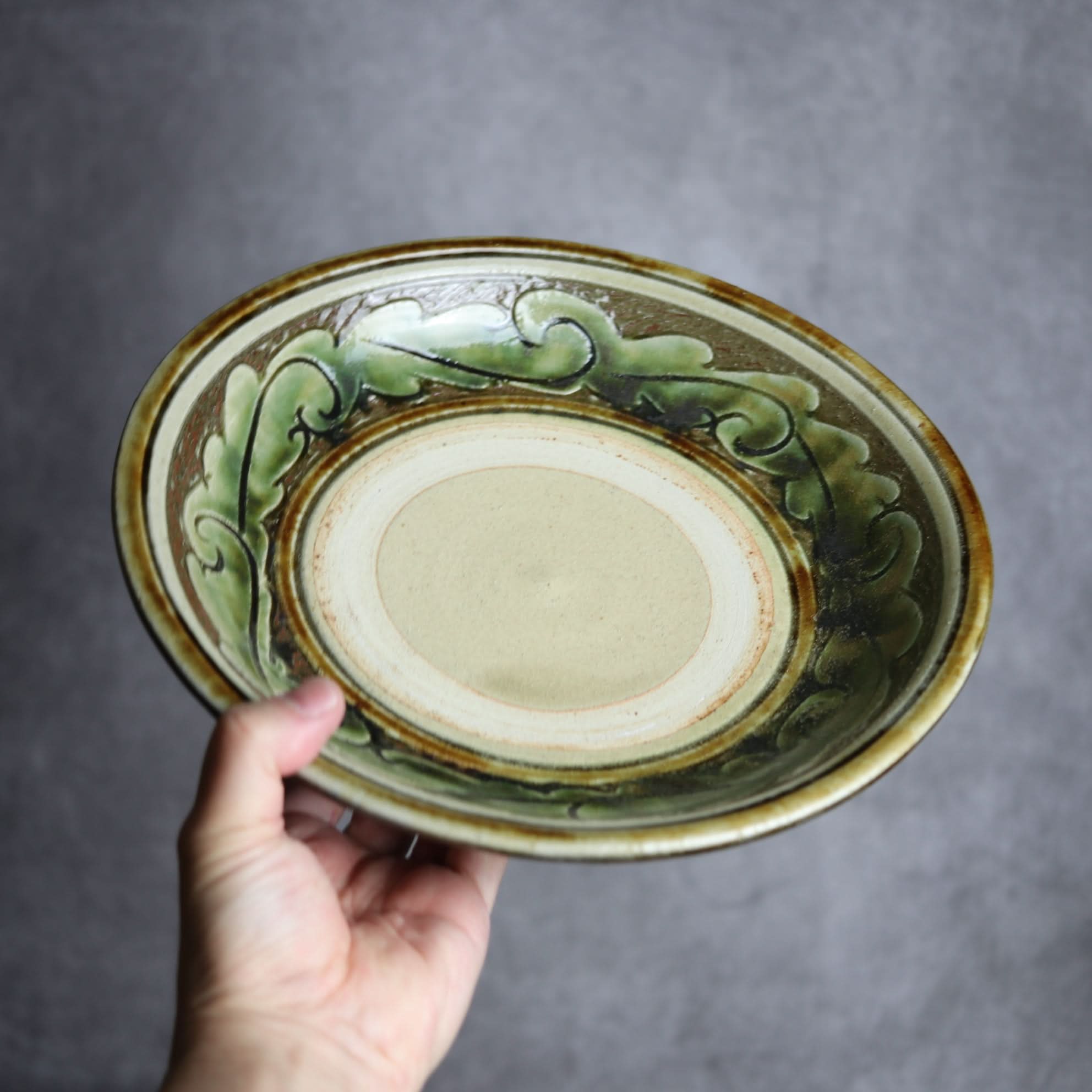 9寸皿1 緑釉 線彫唐草 掻落 やちむん 陶器 北窯 宮城正享工房 やちむん 陶器.