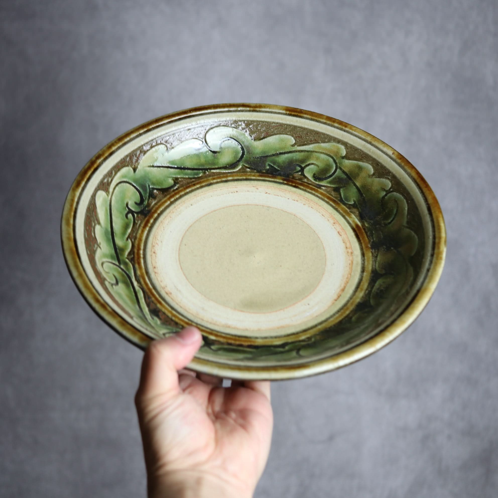 9寸皿1 緑釉 線彫唐草 掻落 やちむん 陶器 北窯 宮城正享工房 やちむん 陶器.