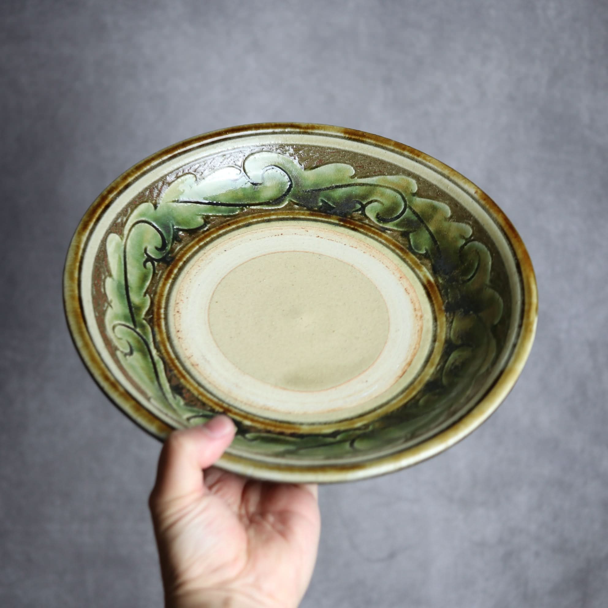 9寸皿1 緑釉 線彫唐草 掻落 やちむん 陶器 北窯 宮城正享工房 やちむん 陶器.