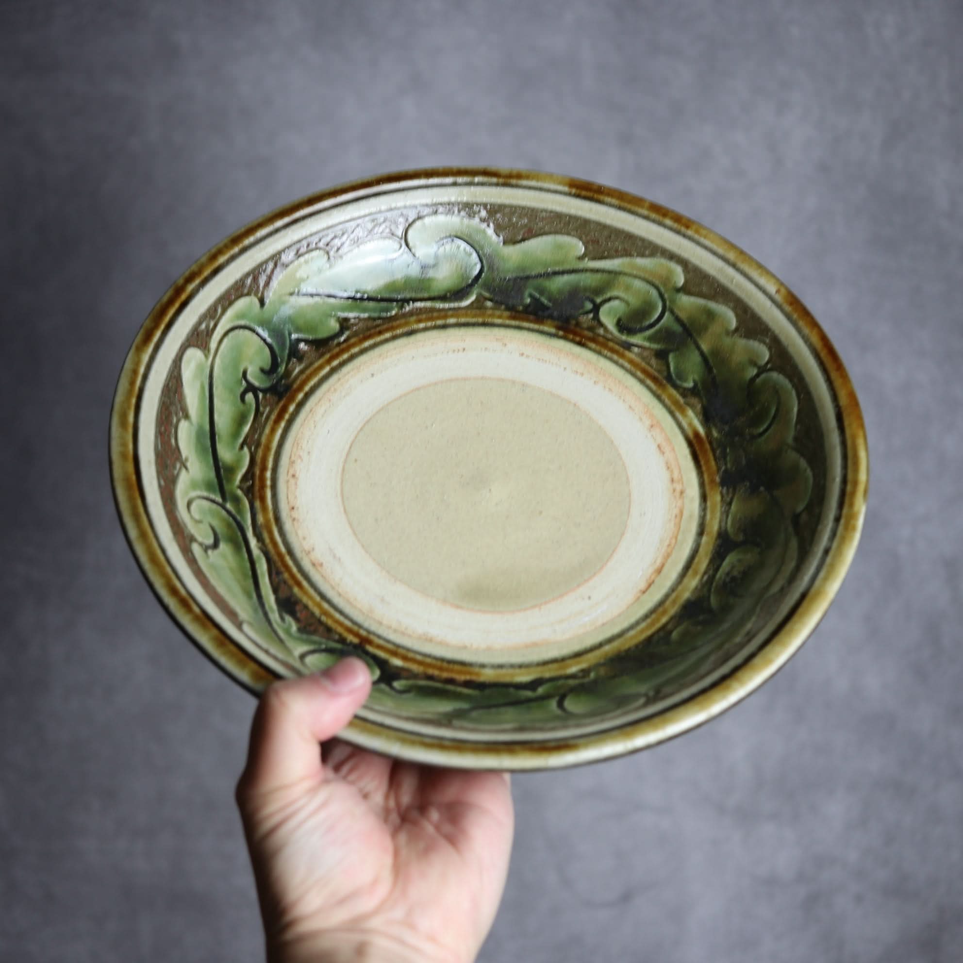 9寸皿1 緑釉 線彫唐草 掻落 やちむん 陶器 北窯 宮城正享工房 やちむん 陶器.