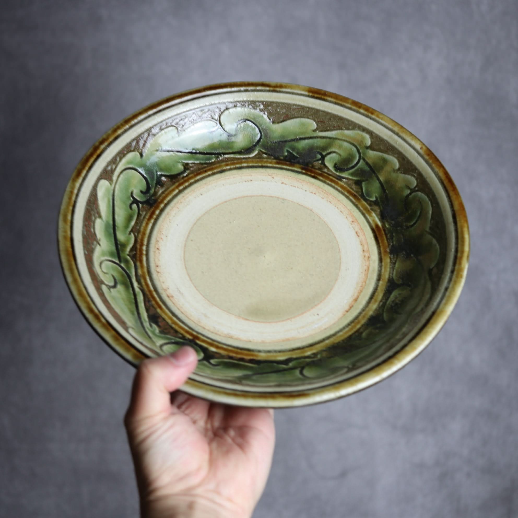 9寸皿1 緑釉 線彫唐草 掻落 やちむん 陶器 北窯 宮城正享工房 やちむん 陶器.