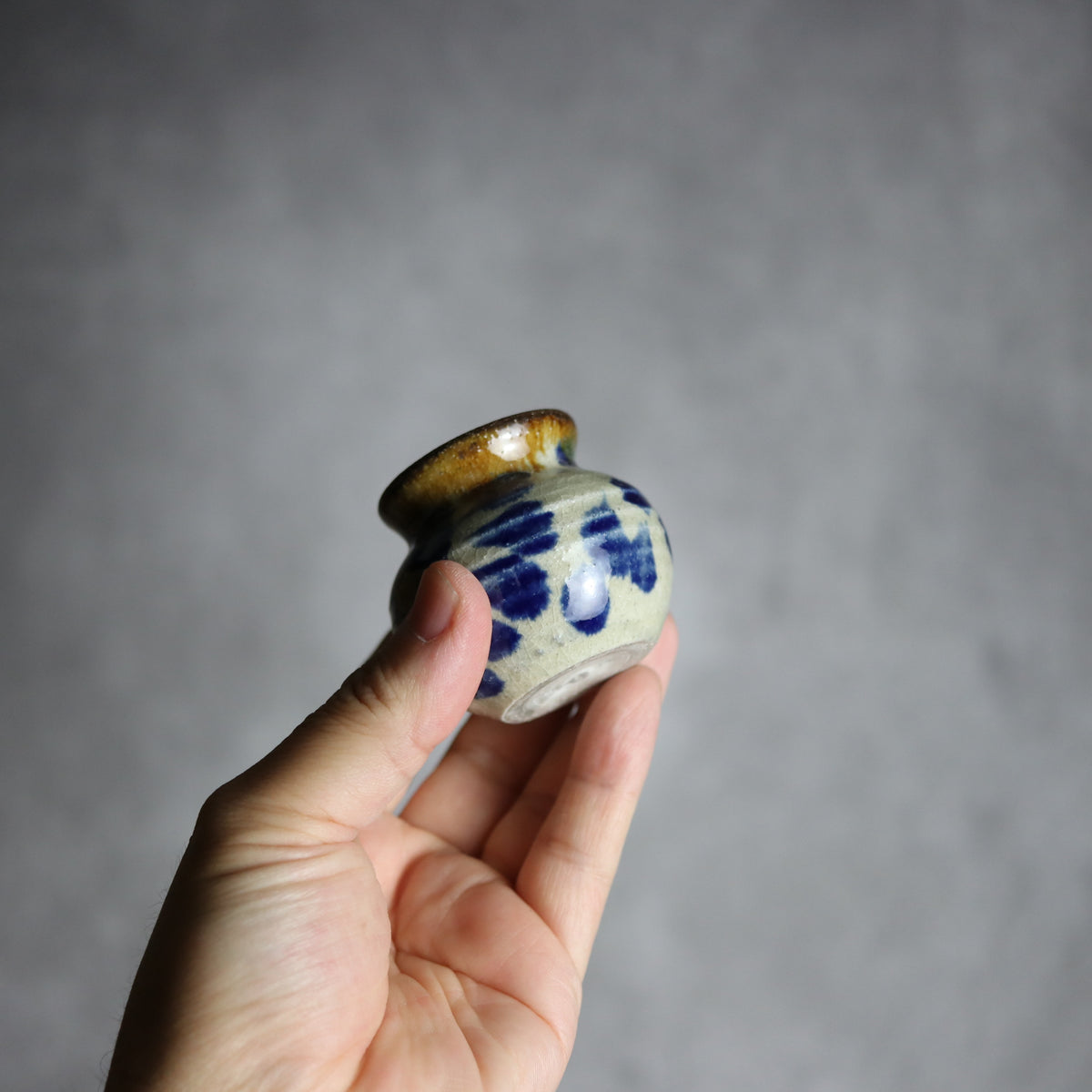 楊枝壺1 飴 呉須釉 菊花 やちむん 陶器 北窯 松田共司工房