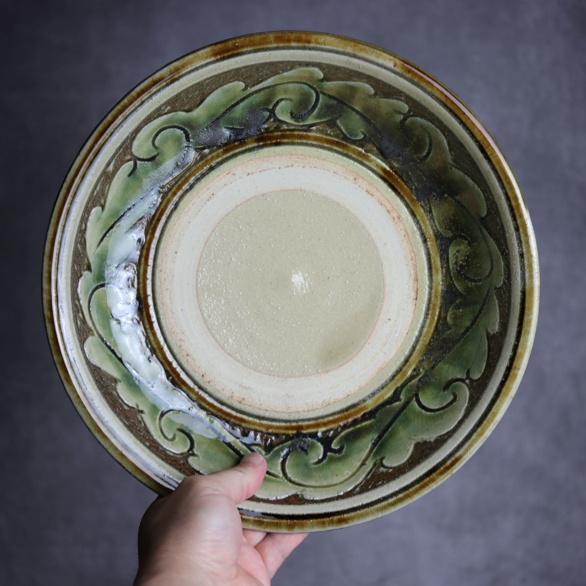 9寸皿1 緑釉 線彫唐草 掻落 やちむん 陶器 北窯 宮城正享工房 やちむん 陶器.