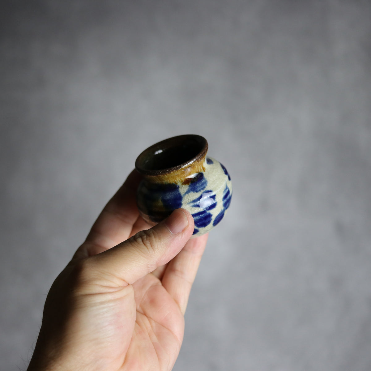 楊枝壺1 飴 呉須釉 菊花 やちむん 陶器 北窯 松田共司工房