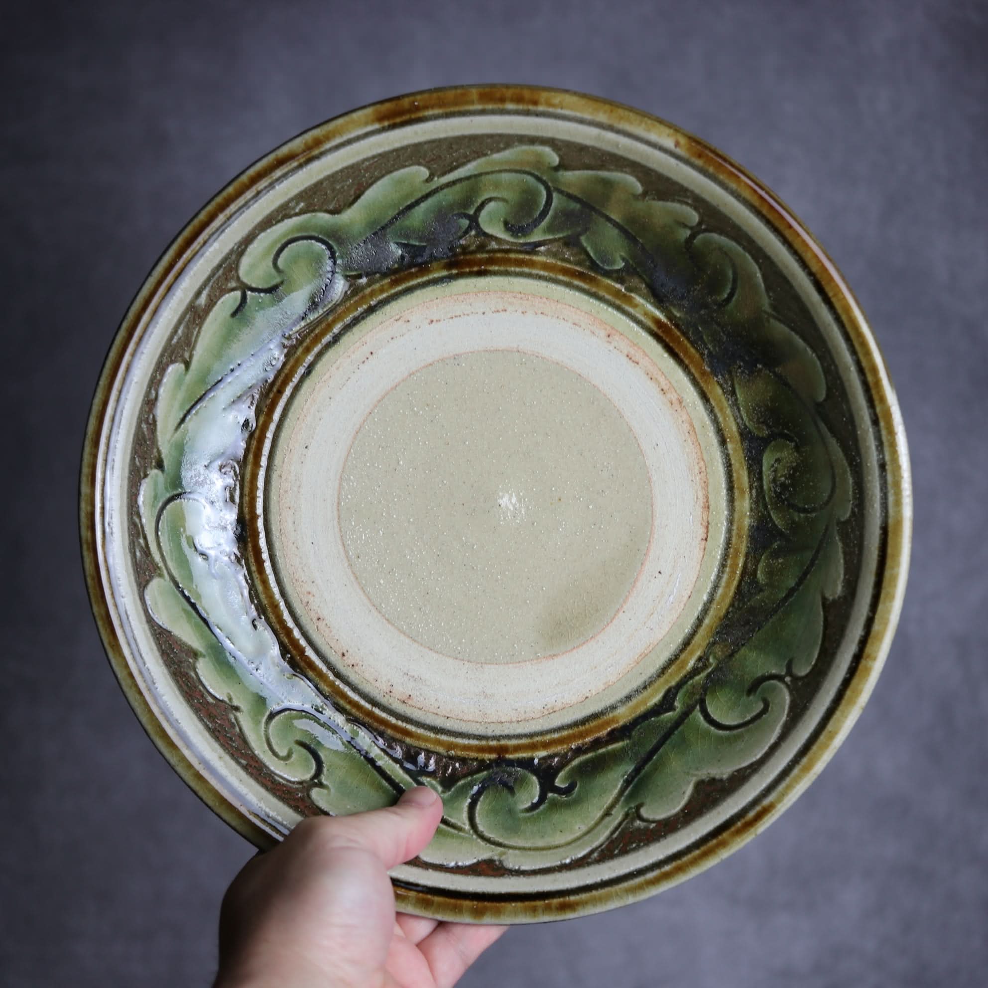 9寸皿1 緑釉 線彫唐草 掻落 やちむん 陶器 北窯 宮城正享工房 やちむん 陶器.