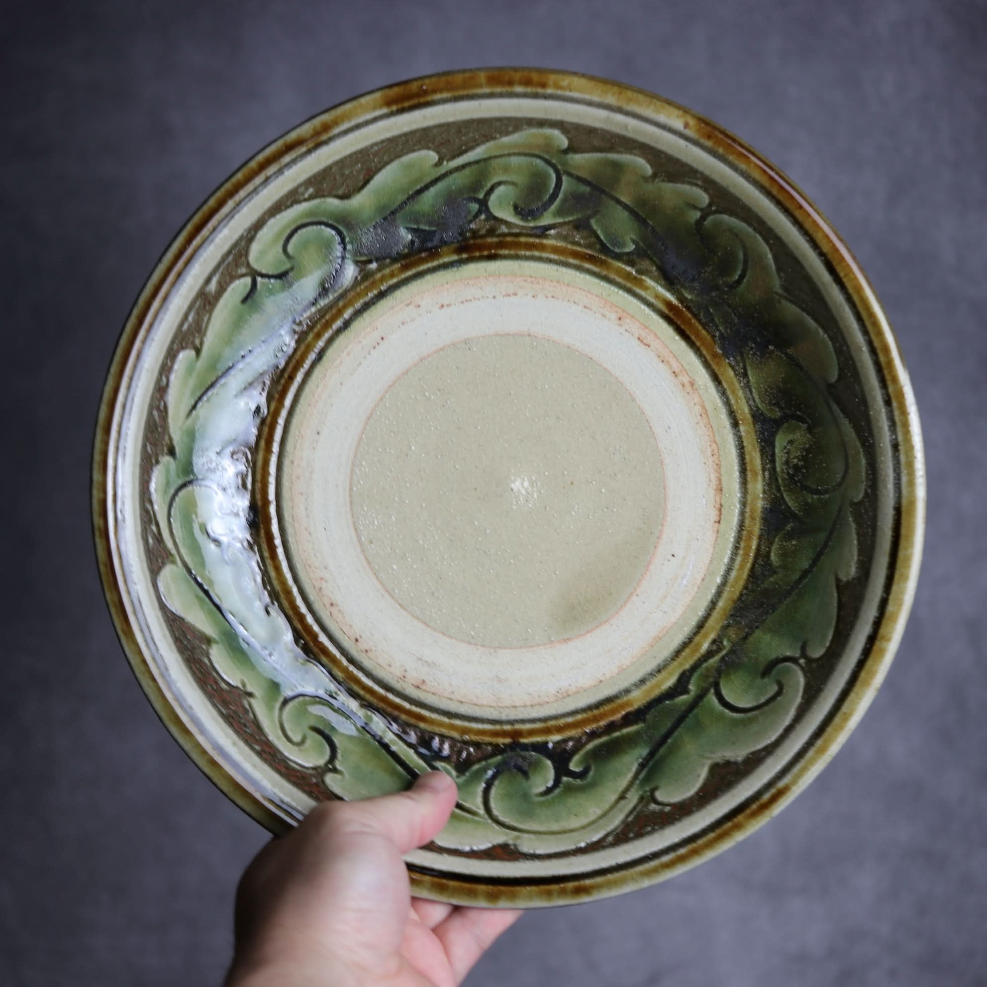 9寸皿1 緑釉 線彫唐草 掻落 やちむん 陶器 北窯 宮城正享工房 やちむん 陶器.