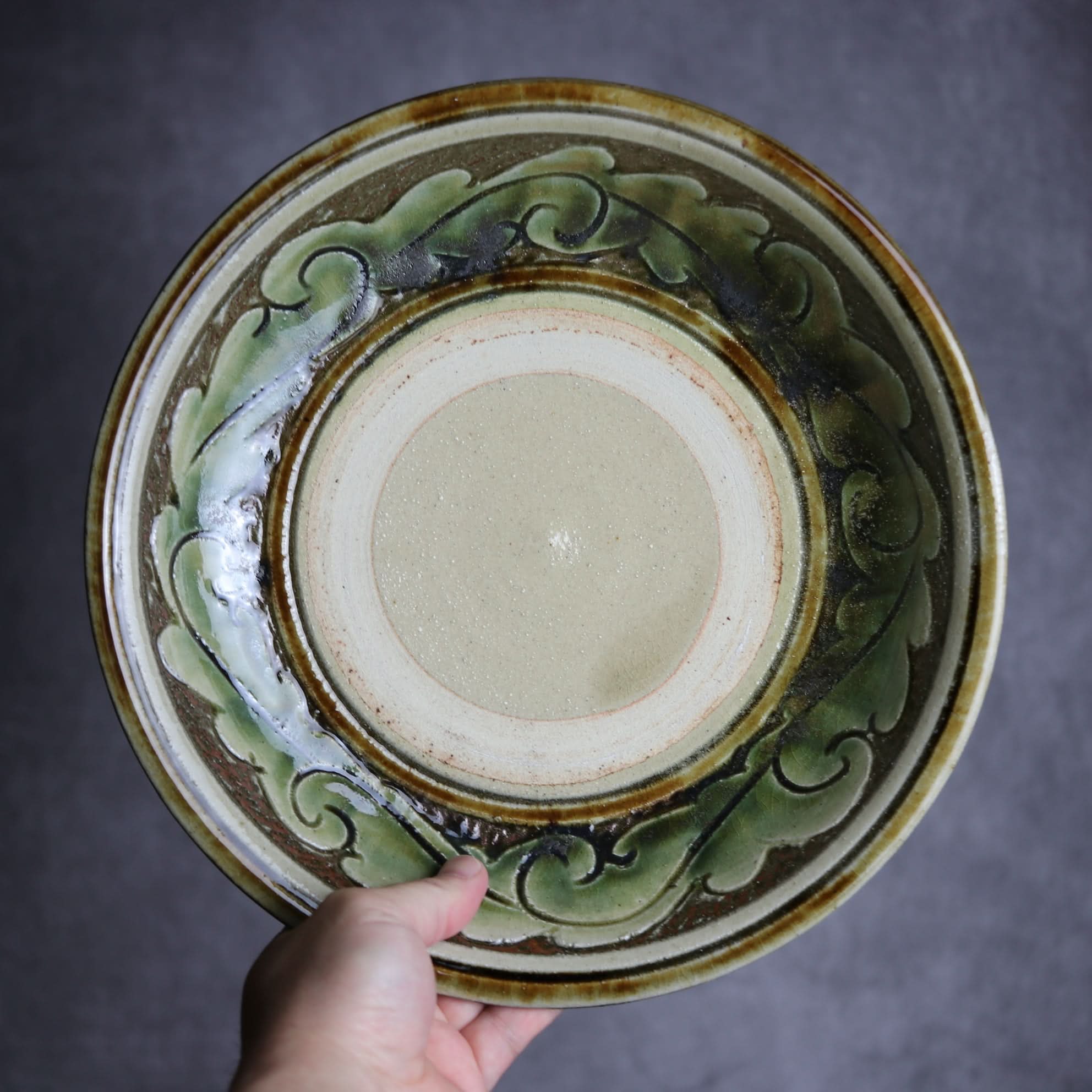 9寸皿1 緑釉 線彫唐草 掻落 やちむん 陶器 北窯 宮城正享工房 やちむん 陶器.