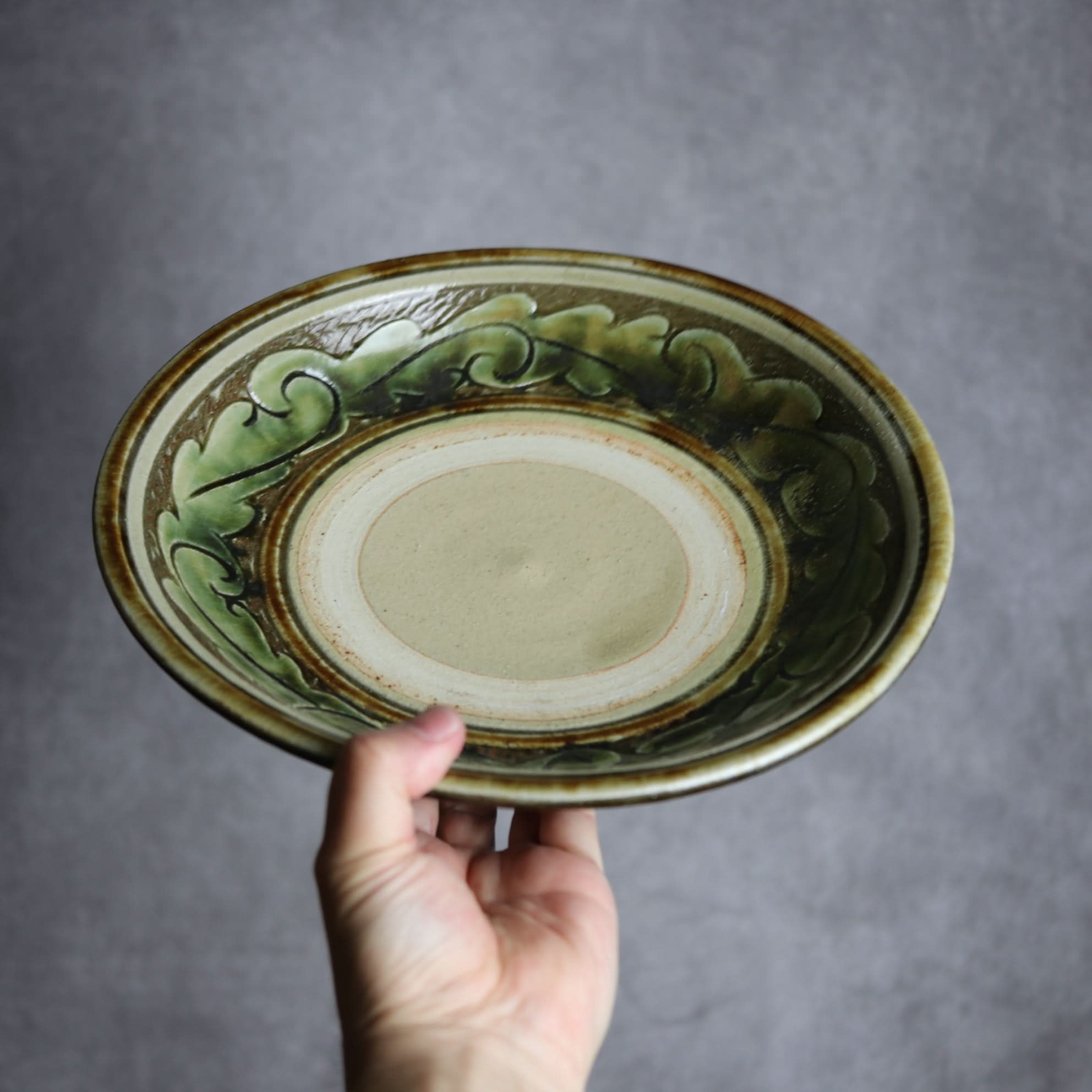 9寸皿1 緑釉 線彫唐草 掻落 やちむん 陶器 北窯 宮城正享工房 やちむん 陶器.