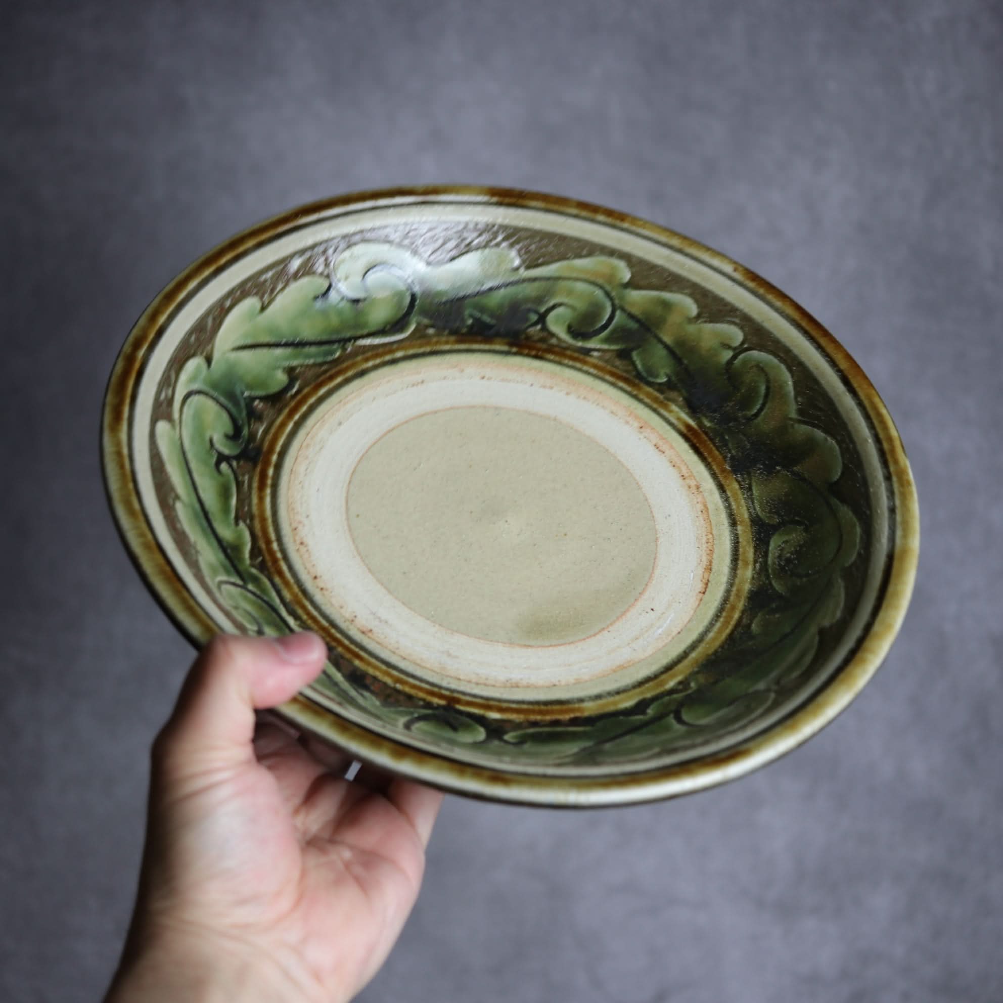 9寸皿1 緑釉 線彫唐草 掻落 やちむん 陶器 北窯 宮城正享工房 やちむん 陶器.