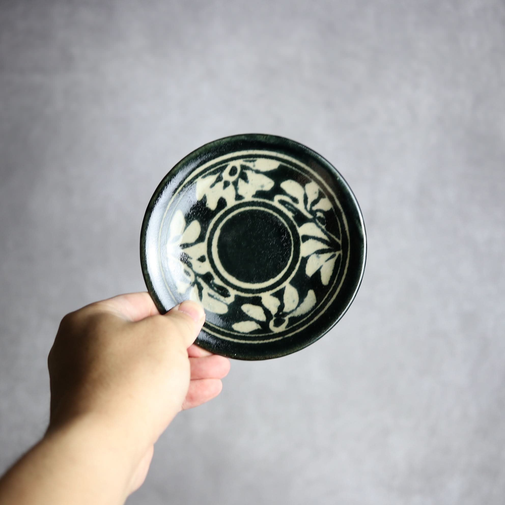 4寸皿 呉須釉 蝋抜 菊紋唐草 やちむん 陶器 真南風工房