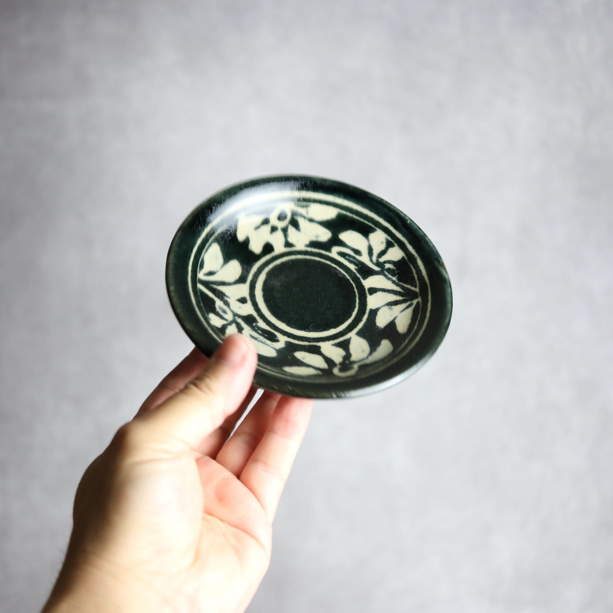 4寸皿 呉須釉 蝋抜 菊紋唐草 やちむん 陶器 真南風工房