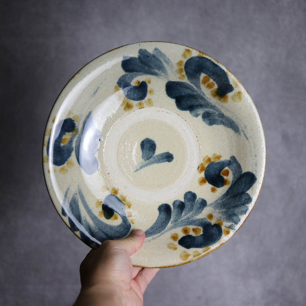8寸皿1 飴 呉須釉 唐草 やちむん 陶器 北窯 松田共司工房