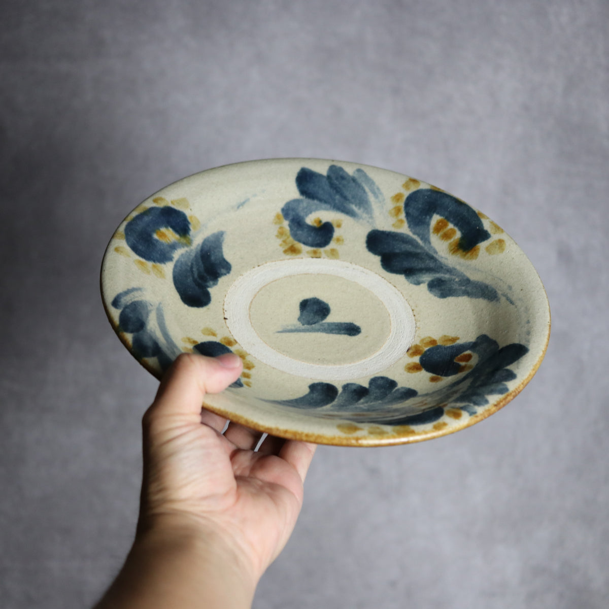8寸皿1 飴 呉須釉 唐草 やちむん 陶器 北窯 松田共司工房