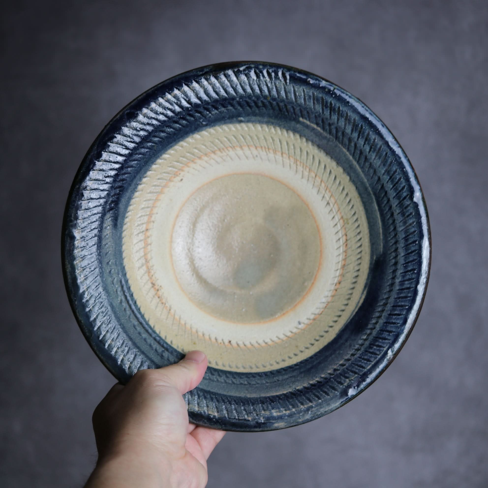 8寸皿1 呉須釉 飛鉋 やちむん 陶器 北窯 宮城正享工房 やちむん 陶器.